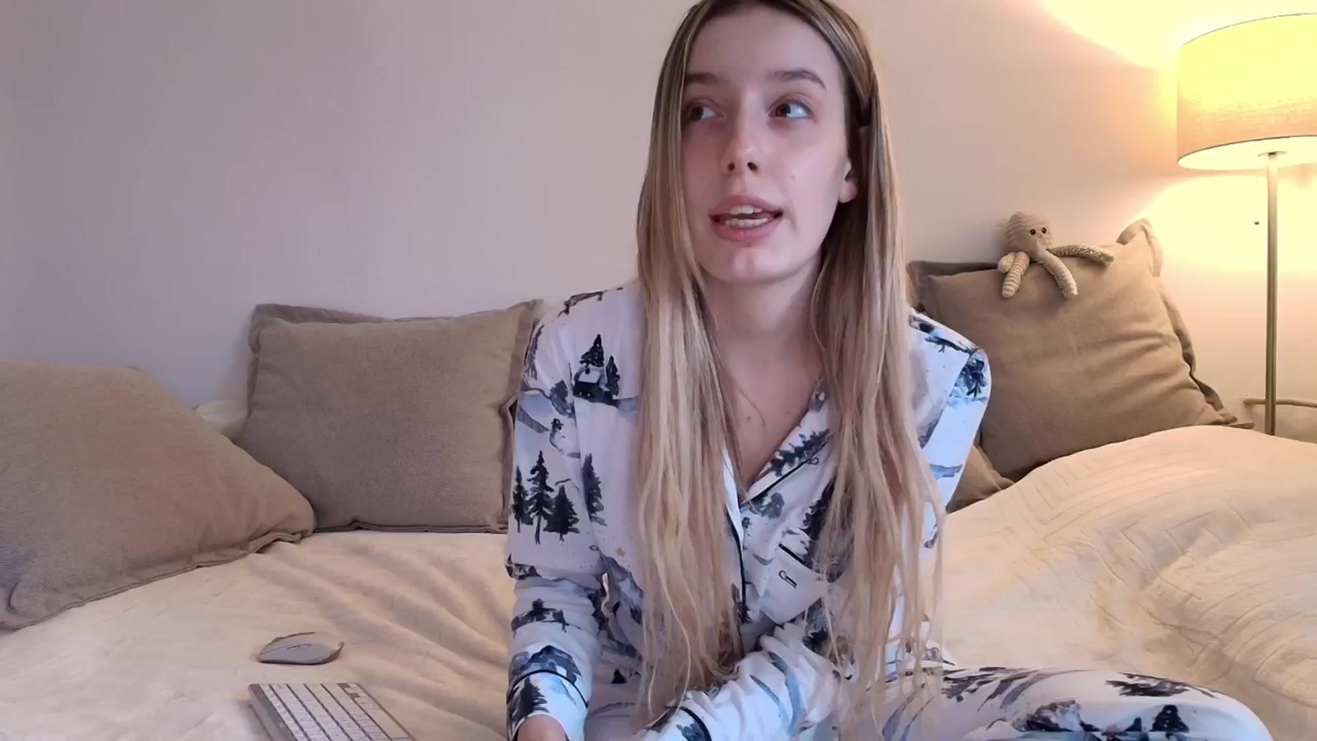 Gallery image thumbnail from Elenaxkiss's myfreecams stream on, 11/26/2025, 11:04 image 8 of 20