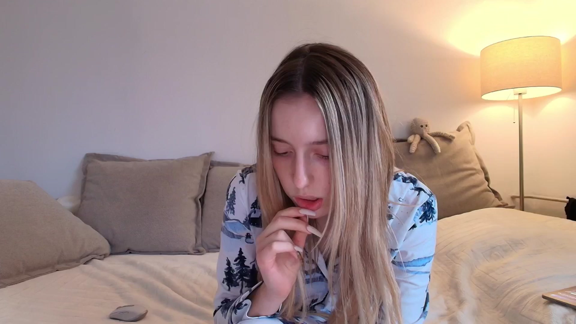 Gallery image thumbnail from Elenaxkiss's myfreecams stream on, 11/26/2025, 11:04 image 17 of 20