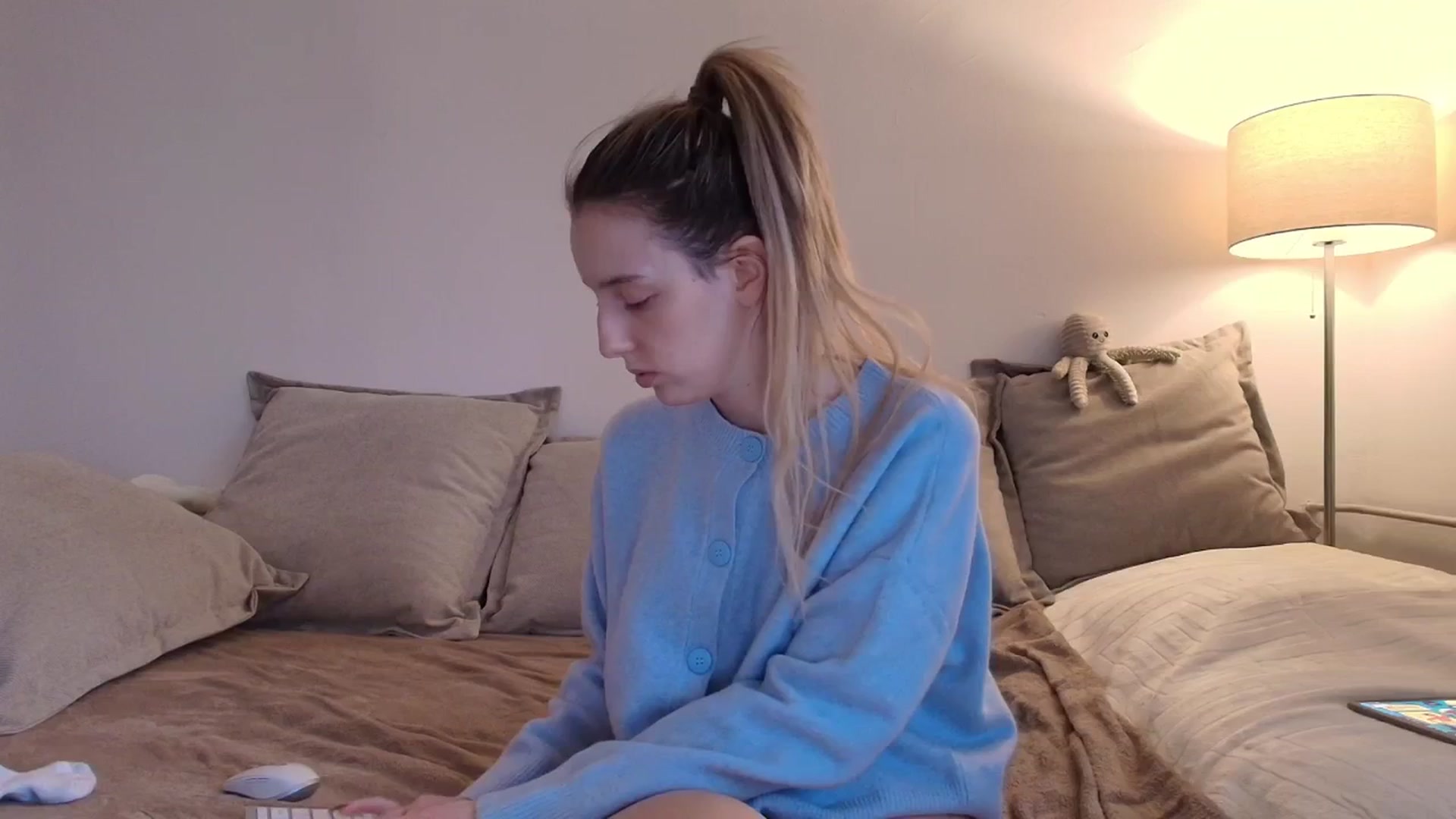 Gallery image thumbnail from Elenaxkiss's myfreecams stream on, 12/04/2025, 09:42 image 4 of 20