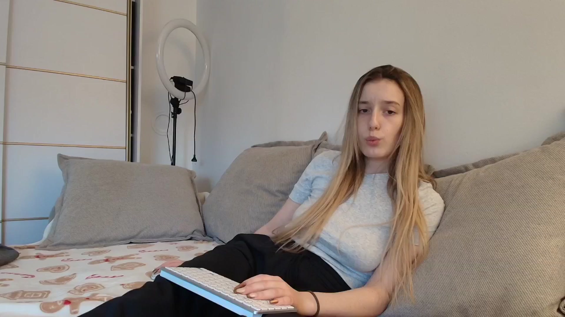 Gallery image thumbnail from Elenaxkiss's myfreecams stream on, 12/08/2025, 09:20 image 6 of 20