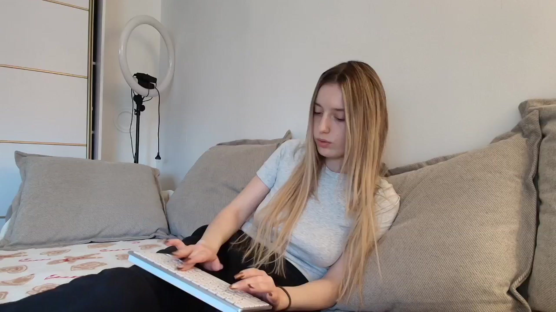 Gallery image thumbnail from Elenaxkiss's myfreecams stream on, 12/08/2025, 09:20 image 4 of 20