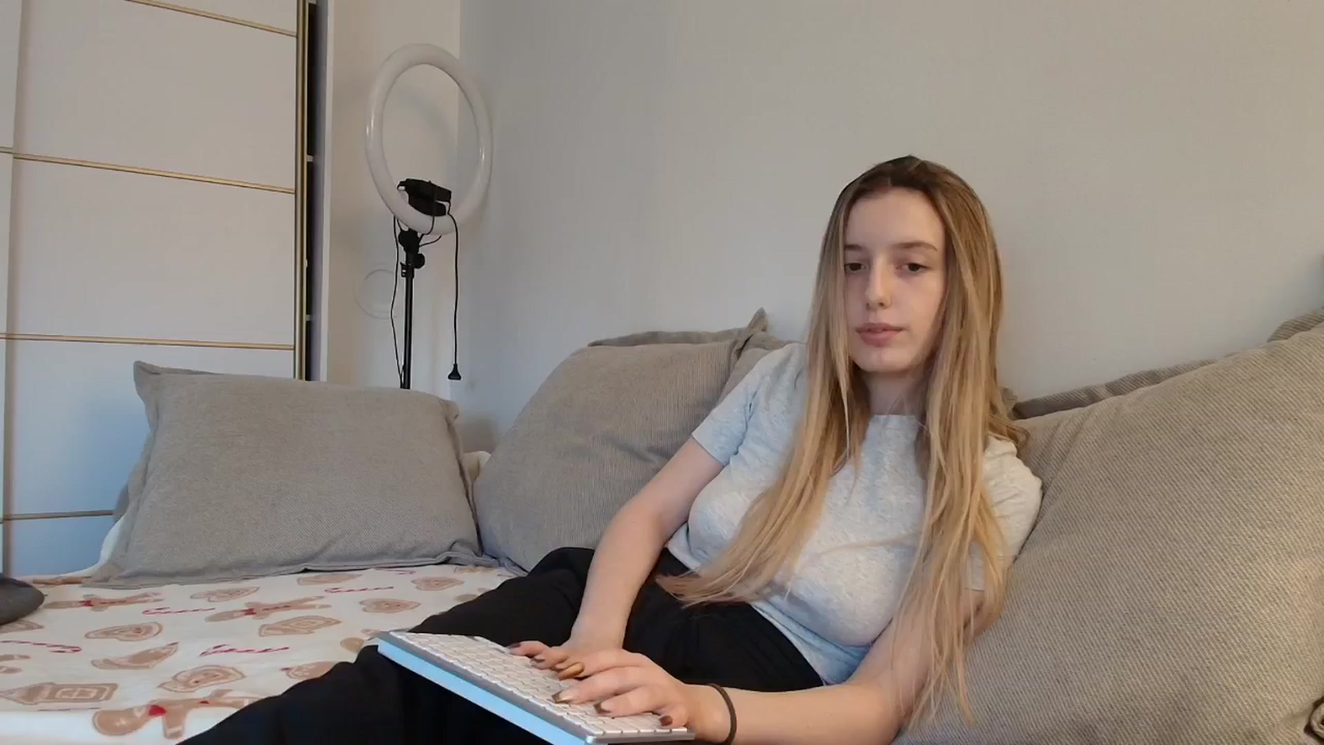 Gallery image thumbnail from Elenaxkiss's myfreecams stream on, 12/08/2025, 09:20 image 7 of 20