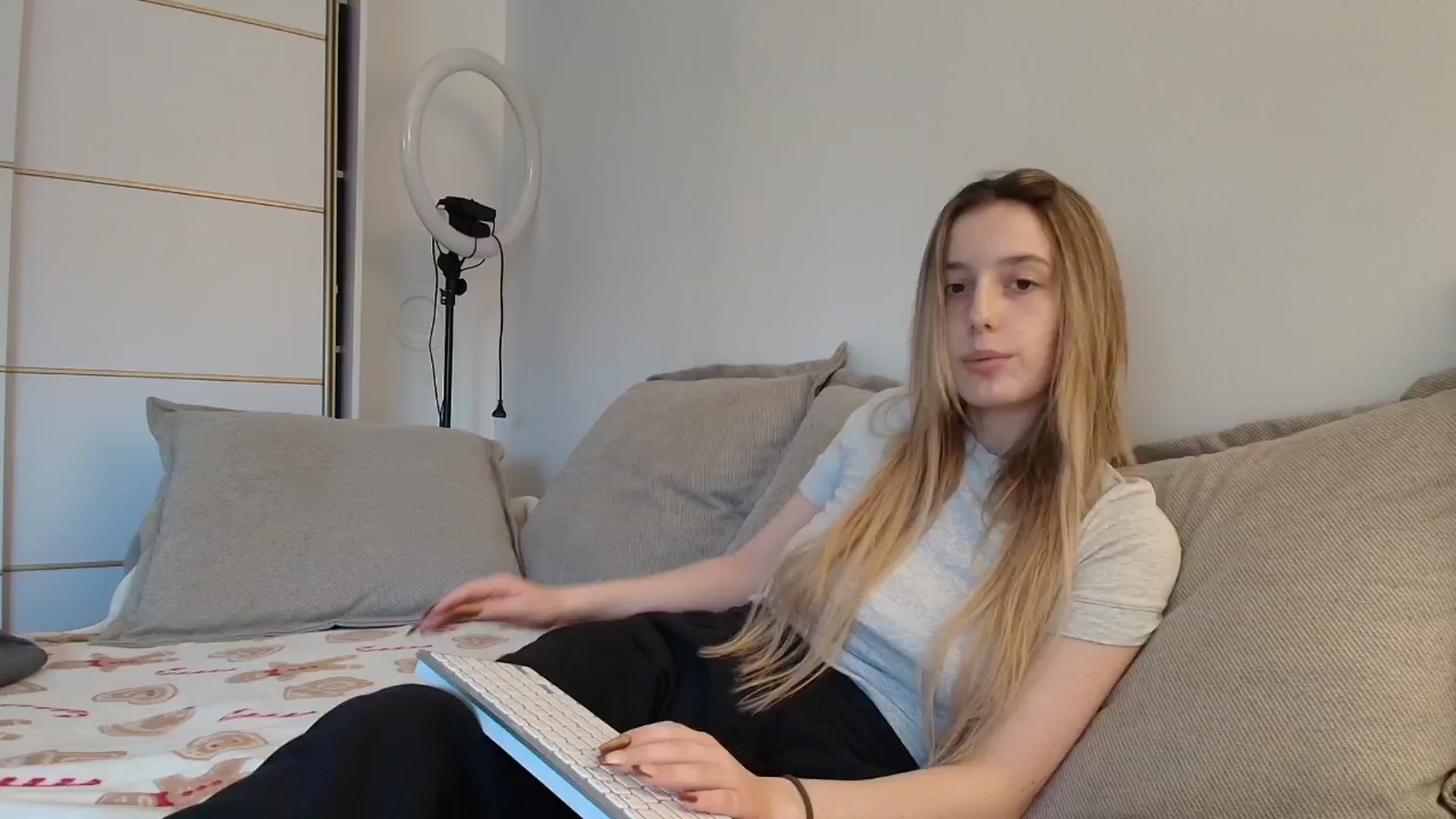 Gallery image thumbnail from Elenaxkiss's myfreecams stream on, 12/08/2025, 09:20 image 9 of 20