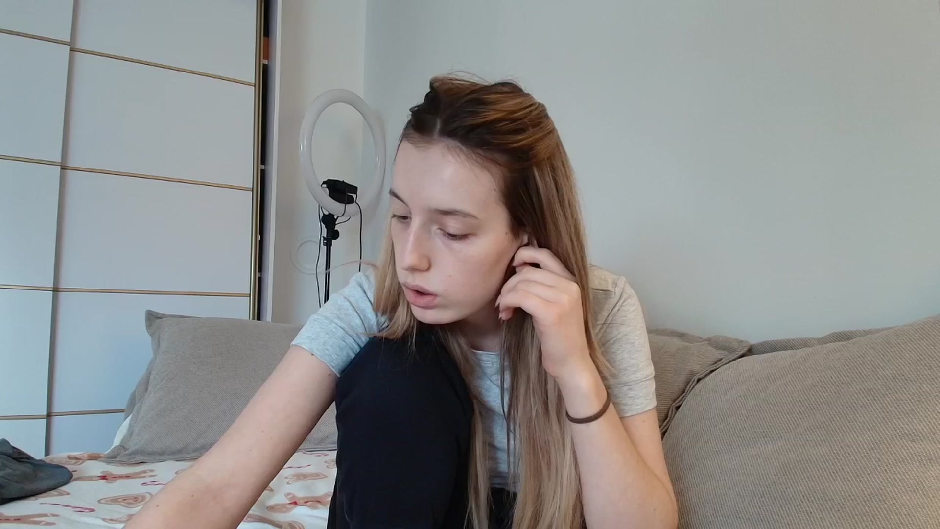 Gallery image thumbnail from Elenaxkiss's myfreecams stream on, 12/08/2025, 11:35 image 15 of 20