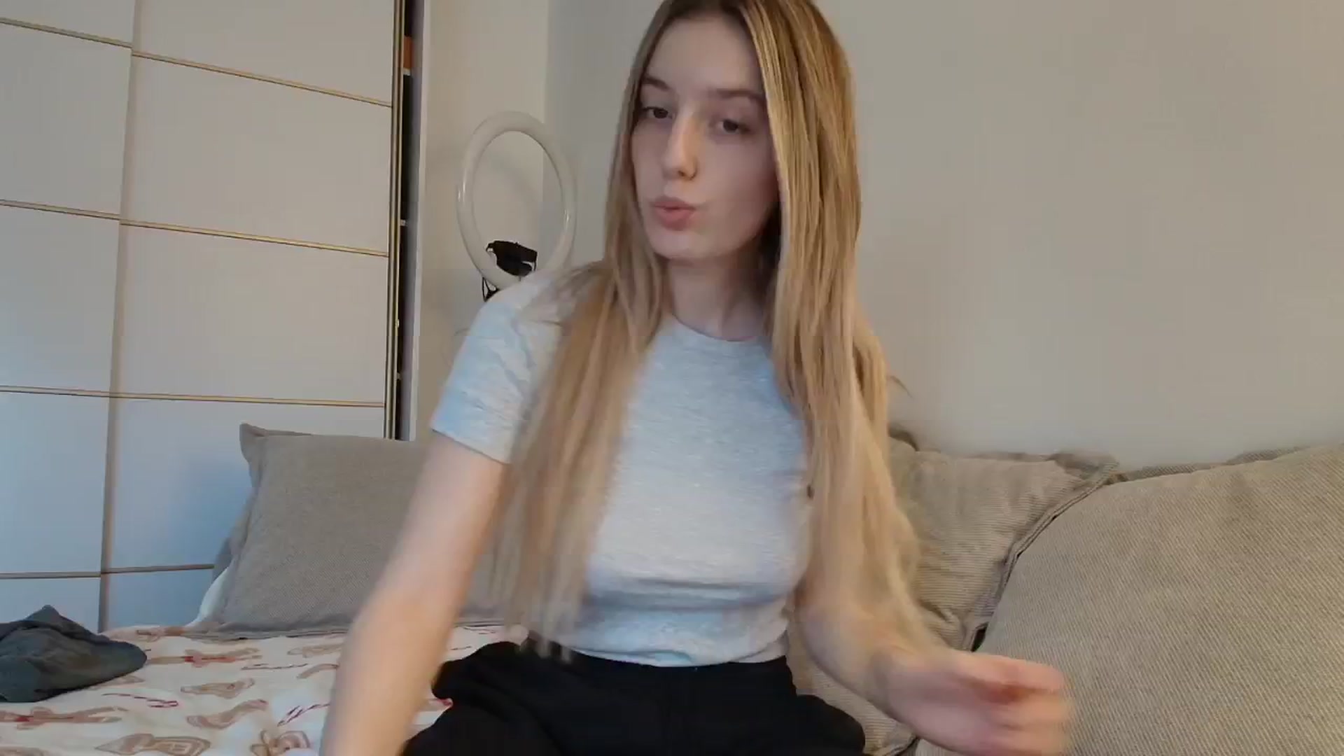 Gallery image thumbnail from Elenaxkiss's myfreecams stream on, 12/08/2025, 11:35 image 1 of 20
