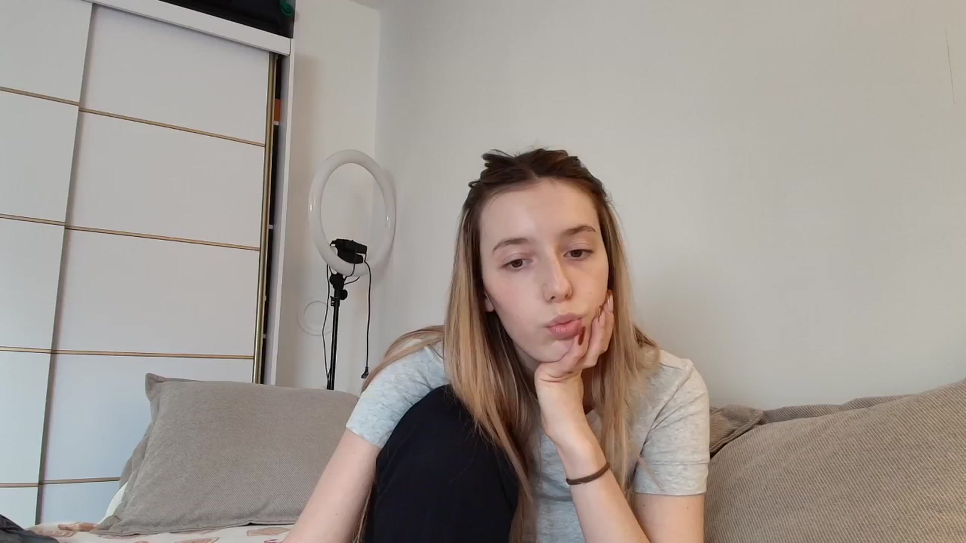 Gallery image thumbnail from Elenaxkiss's myfreecams stream on, 12/08/2025, 11:35 image 18 of 20