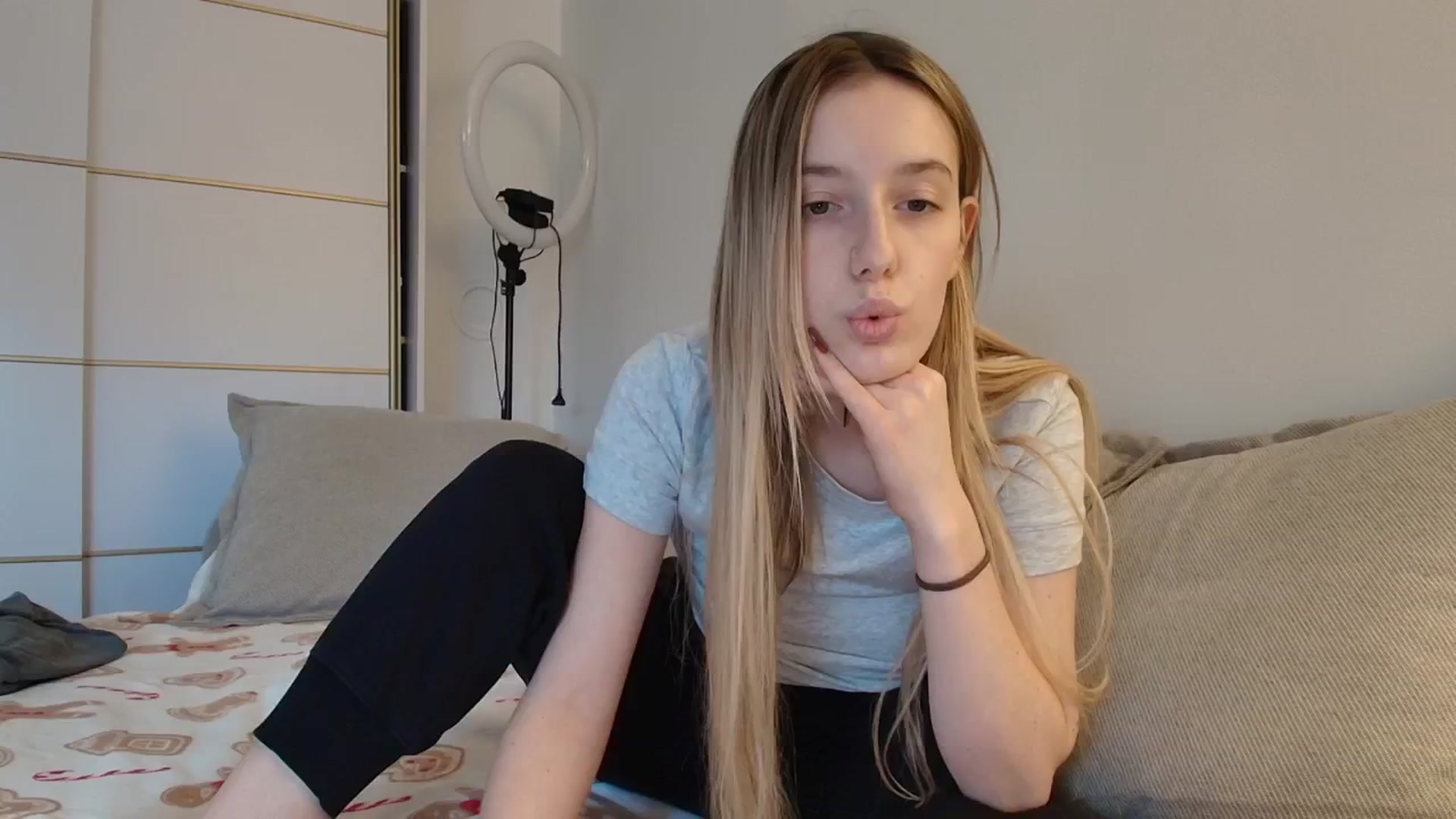 Gallery image thumbnail from Elenaxkiss's myfreecams stream on, 12/08/2025, 11:35 image 8 of 20