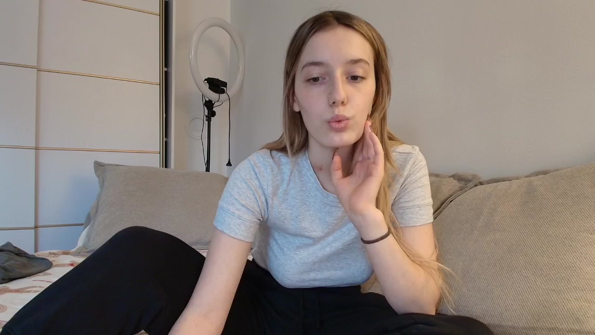 Gallery image thumbnail from Elenaxkiss's myfreecams stream on, 12/08/2025, 11:35 image 4 of 20