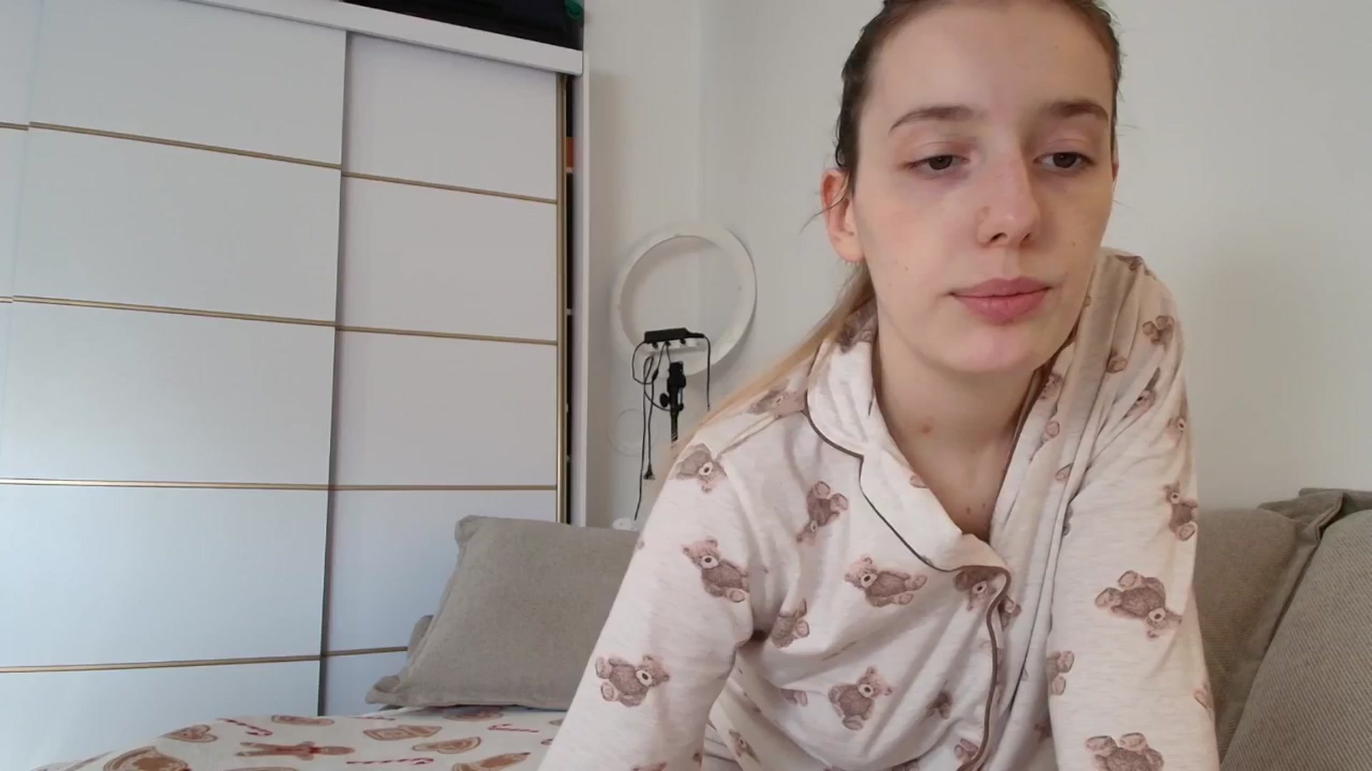 Gallery image thumbnail from Elenaxkiss's myfreecams stream on, 12/10/2025, 09:52 image 1 of 20