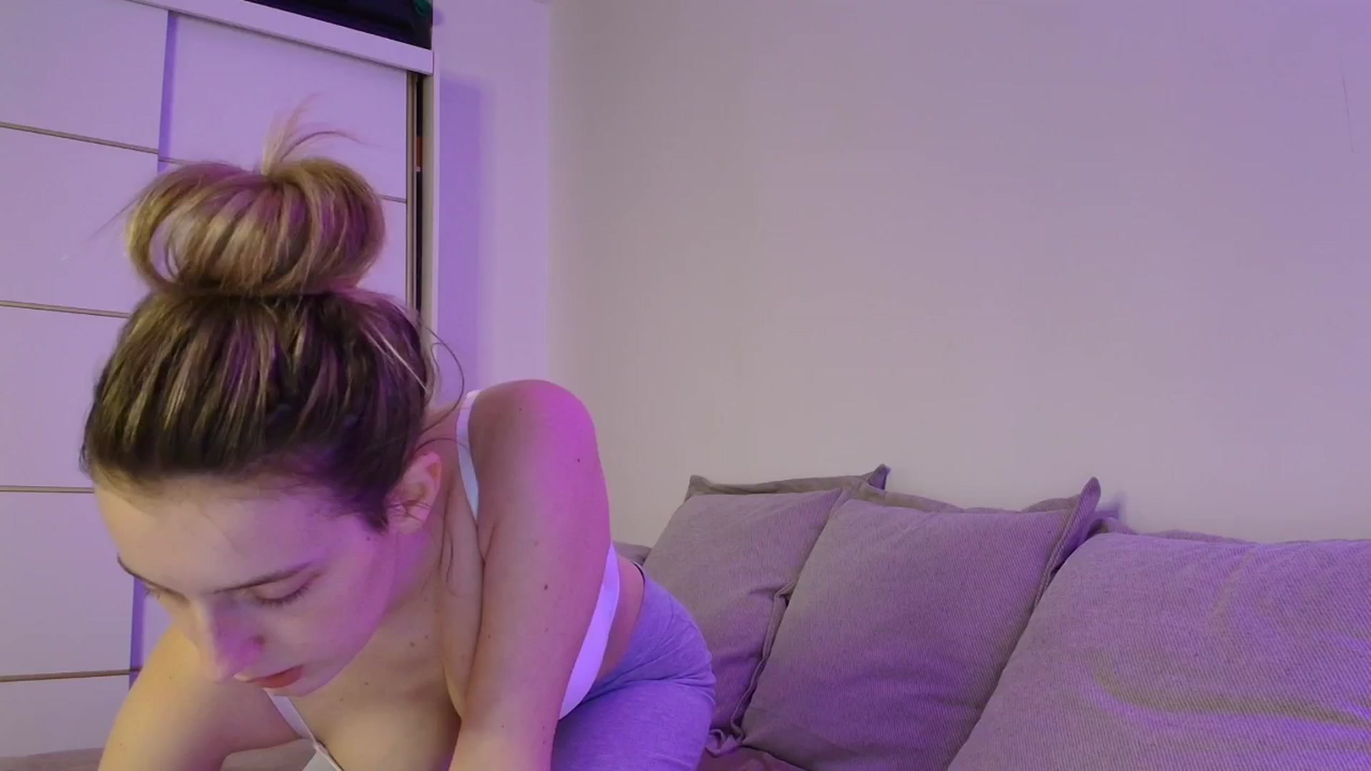 Gallery image thumbnail from Elenaxkiss's myfreecams stream on, 12/12/2025, 18:00 image 14 of 20