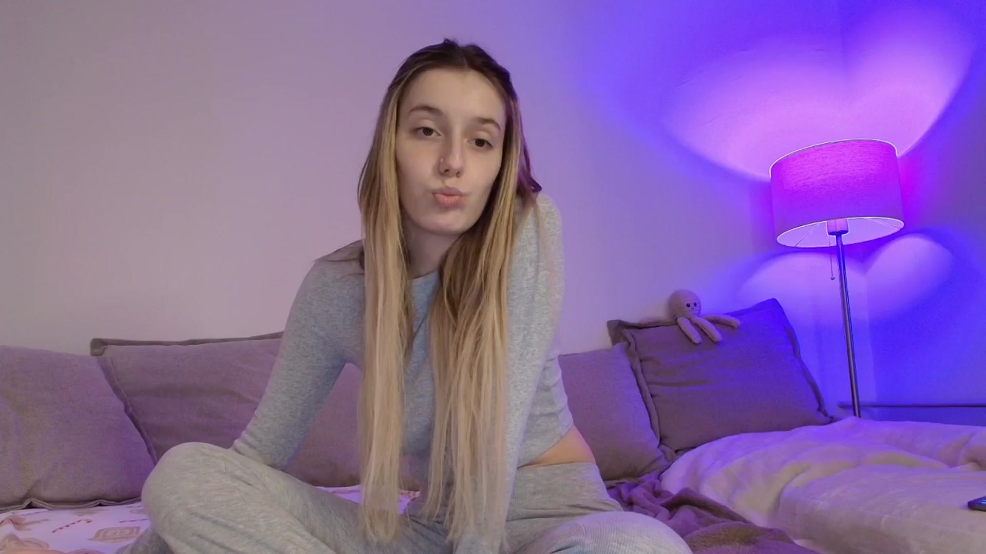 Gallery image thumbnail from Elenaxkiss's myfreecams stream on, 12/14/2025, 20:43 image 16 of 20