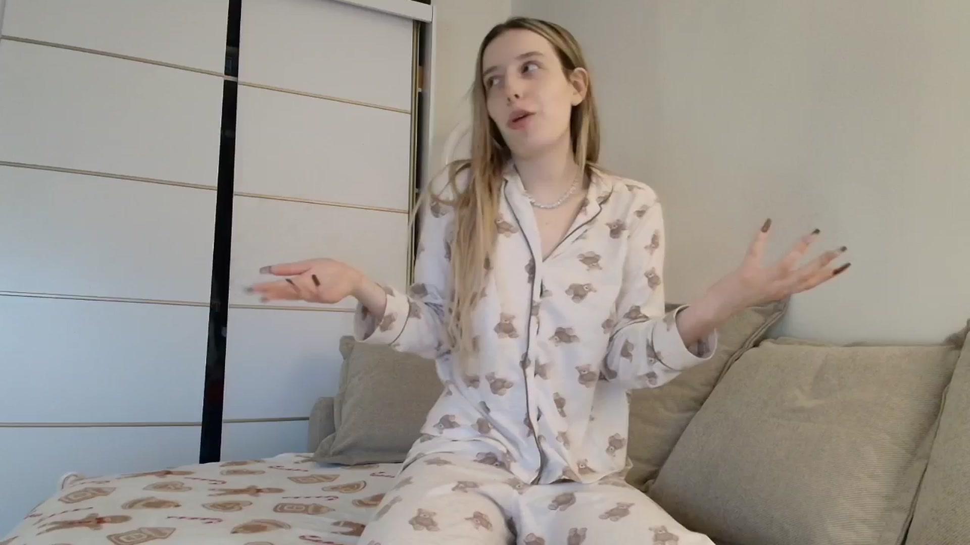 Gallery image thumbnail from Elenaxkiss's myfreecams stream on, 12/15/2025, 10:03 image 5 of 20