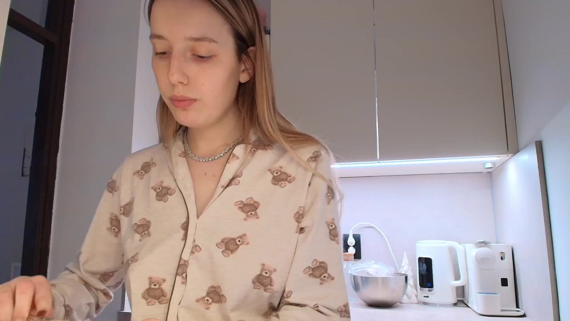 Gallery image thumbnail from Elenaxkiss's myfreecams stream on, 12/15/2025, 10:03 image 12 of 20