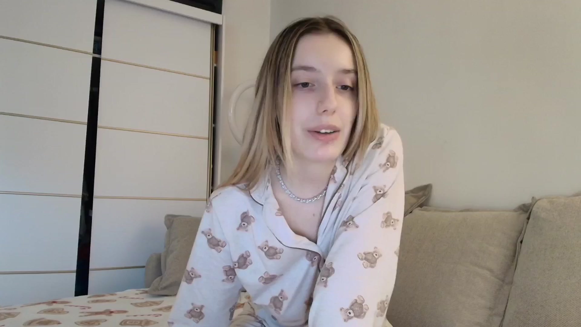 Gallery image thumbnail from Elenaxkiss's myfreecams stream on, 12/15/2025, 10:03 image 3 of 20