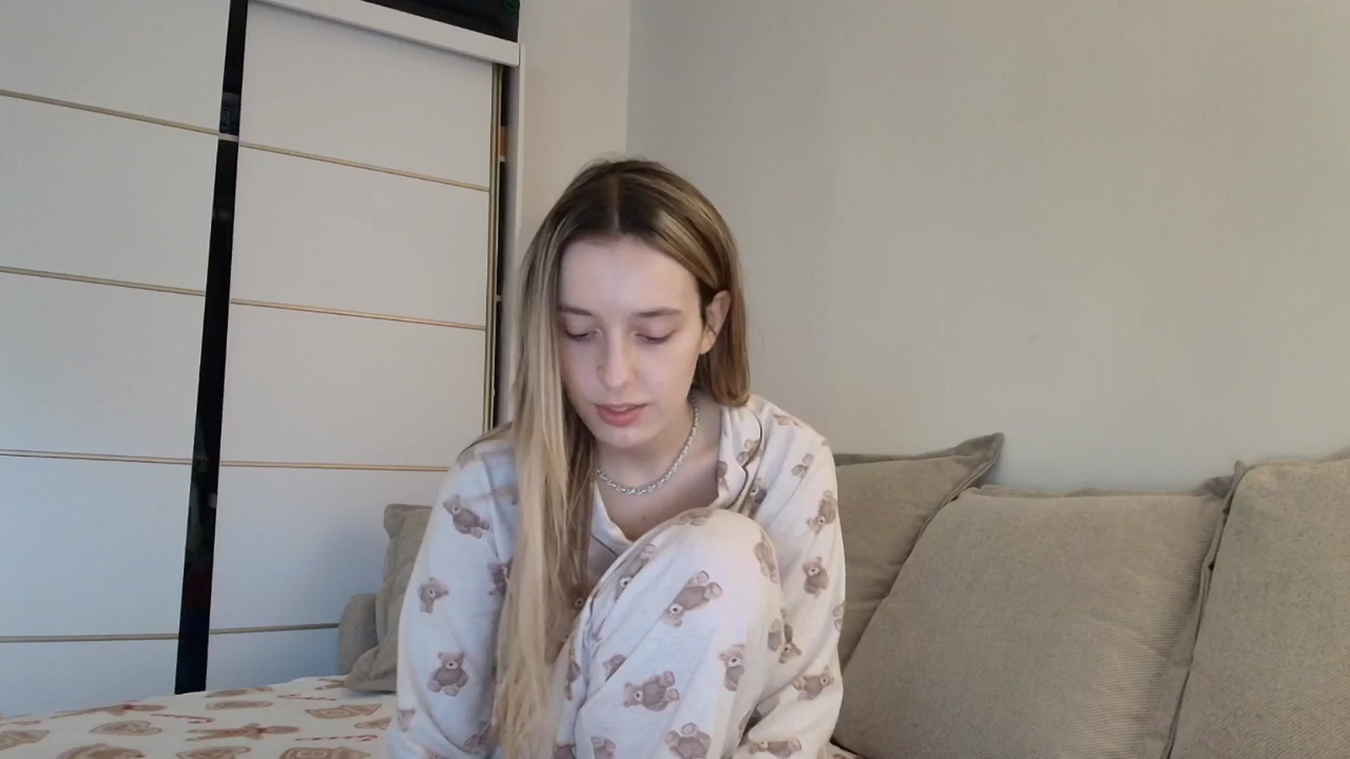 Gallery image thumbnail from Elenaxkiss's myfreecams stream on, 12/15/2025, 10:03 image 1 of 20
