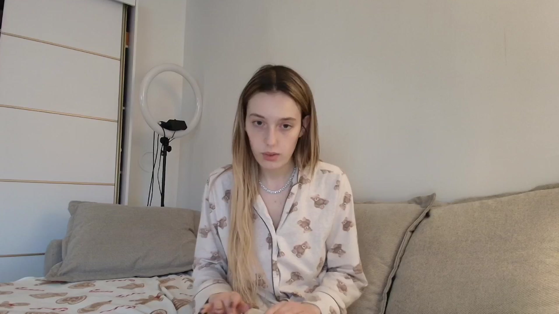 Gallery image thumbnail from Elenaxkiss's myfreecams stream on, 12/15/2025, 10:03 image 15 of 20