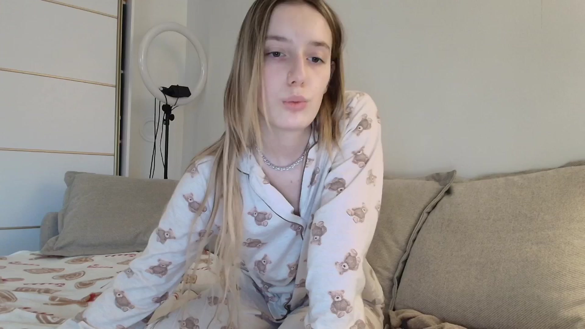 Gallery image thumbnail from Elenaxkiss's myfreecams stream on, 12/15/2025, 10:03 image 11 of 20
