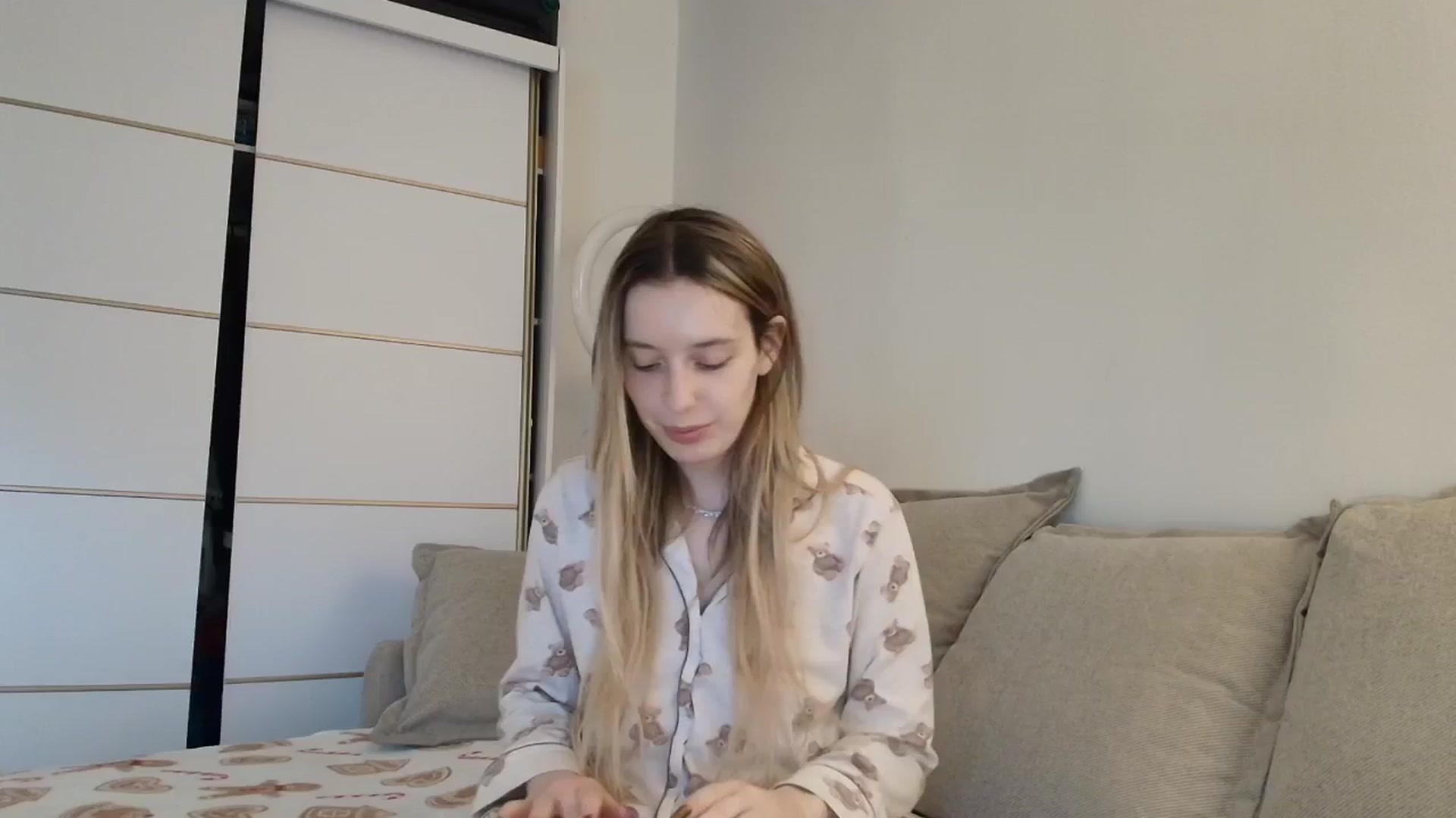 Gallery image thumbnail from Elenaxkiss's myfreecams stream on, 12/15/2025, 10:03 image 2 of 20