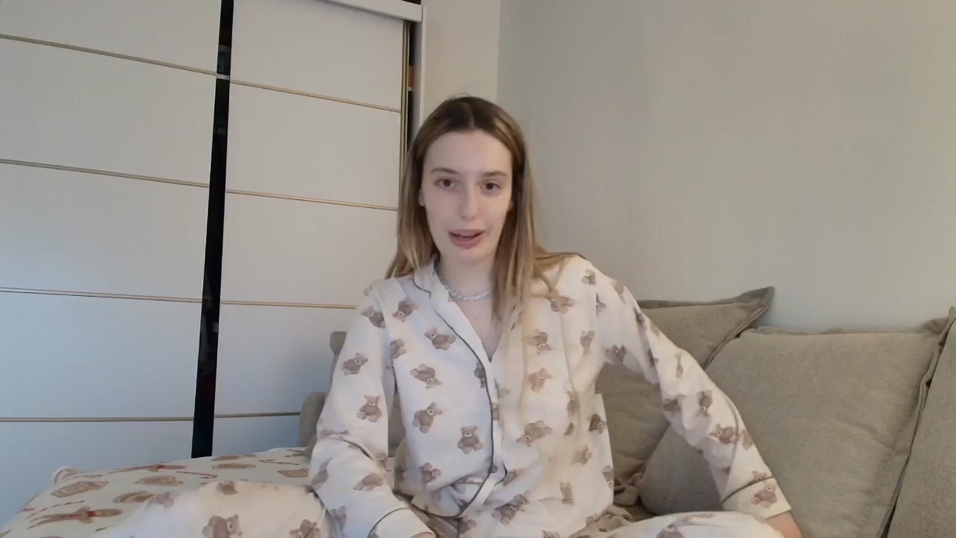 Gallery image thumbnail from Elenaxkiss's myfreecams stream on, 12/15/2025, 10:03 image 4 of 20