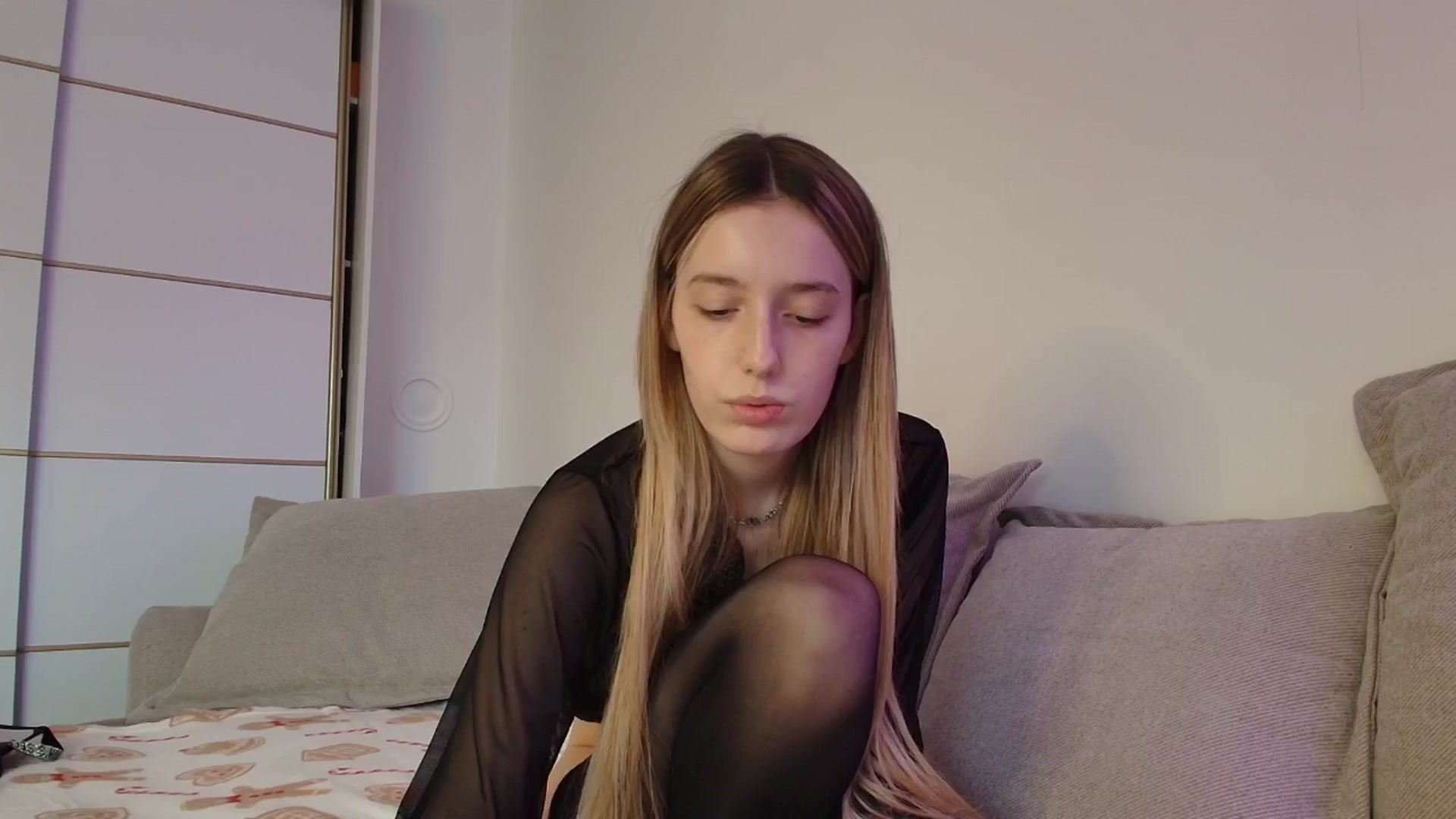 Gallery image thumbnail from Elenaxkiss's myfreecams stream on, 12/18/2025, 11:35 image 11 of 20
