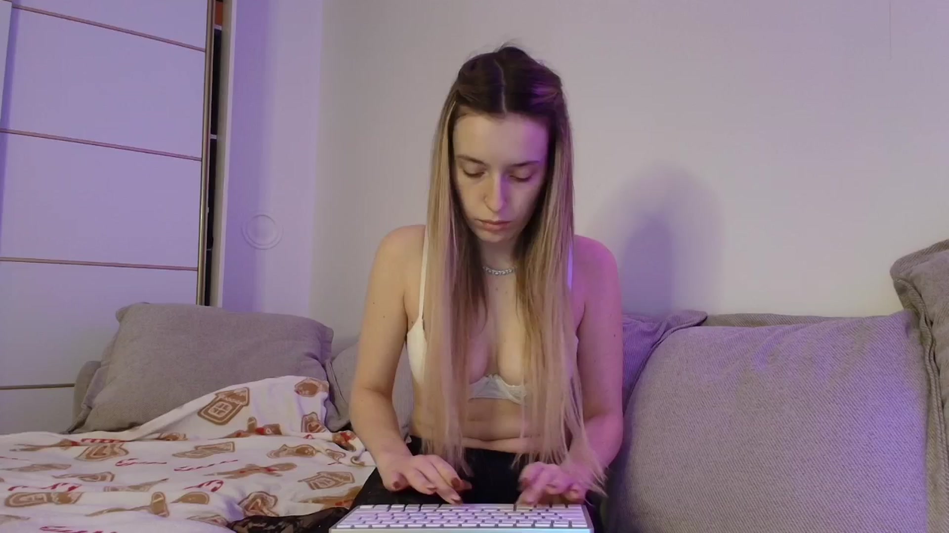 Gallery image thumbnail from Elenaxkiss's myfreecams stream on, 12/19/2025, 10:20 image 10 of 20