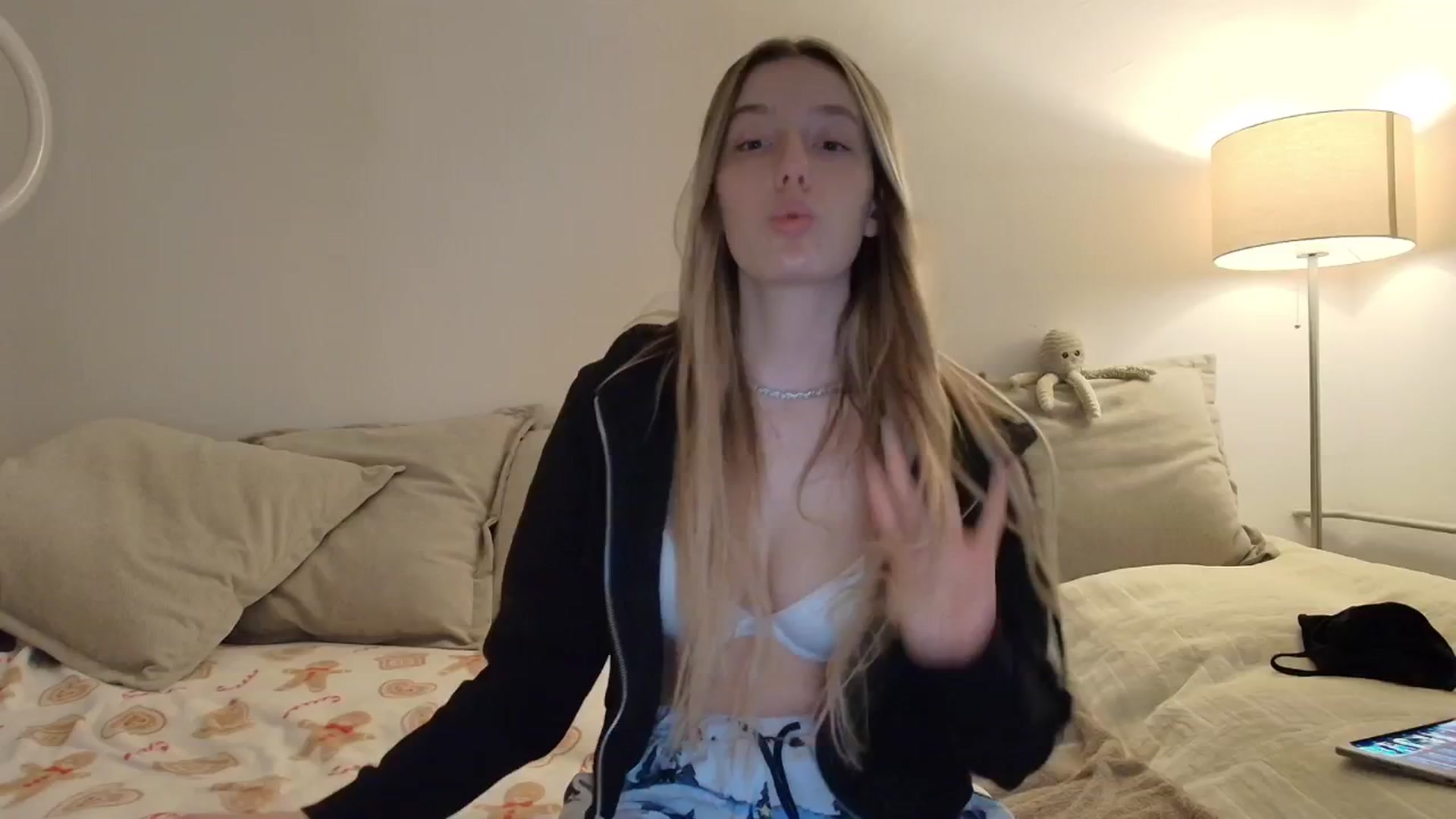 Gallery image thumbnail from Elenaxkiss's myfreecams stream on, 12/22/2025, 10:51 image 10 of 20
