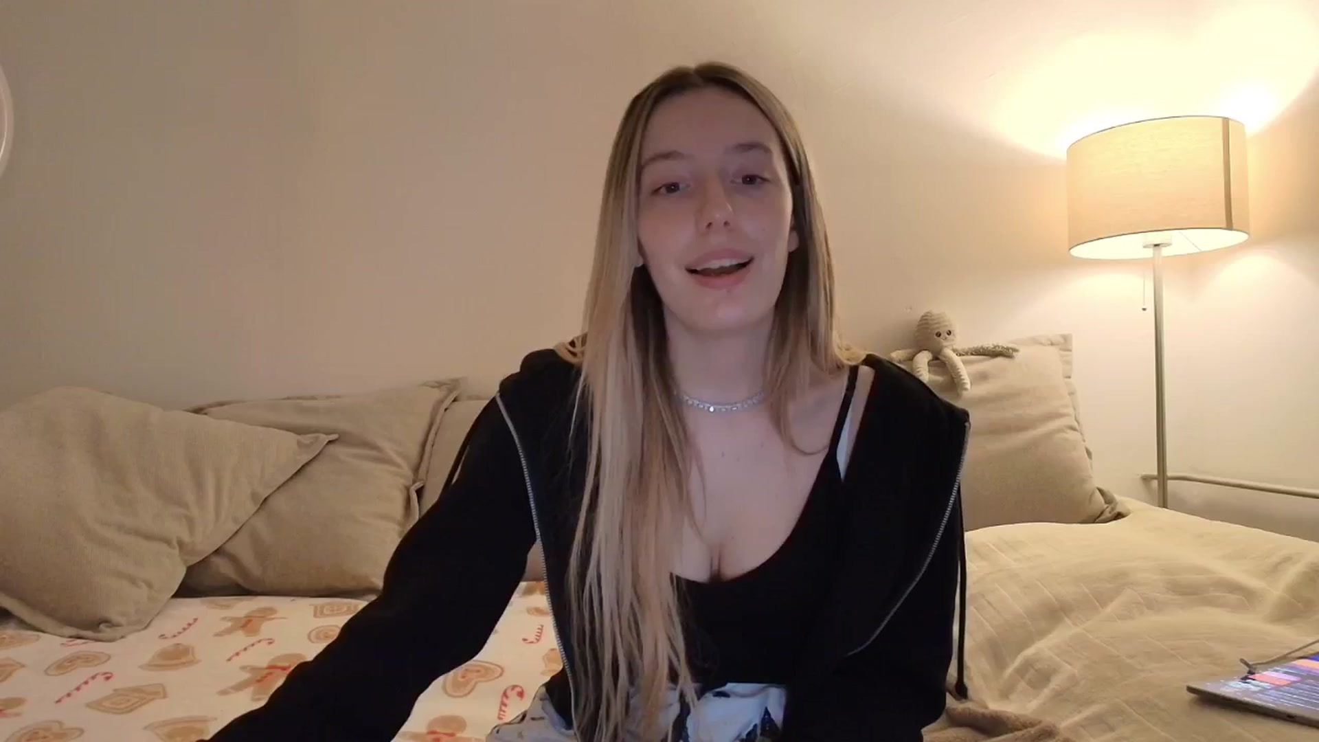 Gallery image thumbnail from Elenaxkiss's myfreecams stream on, 12/22/2025, 10:51 image 5 of 20