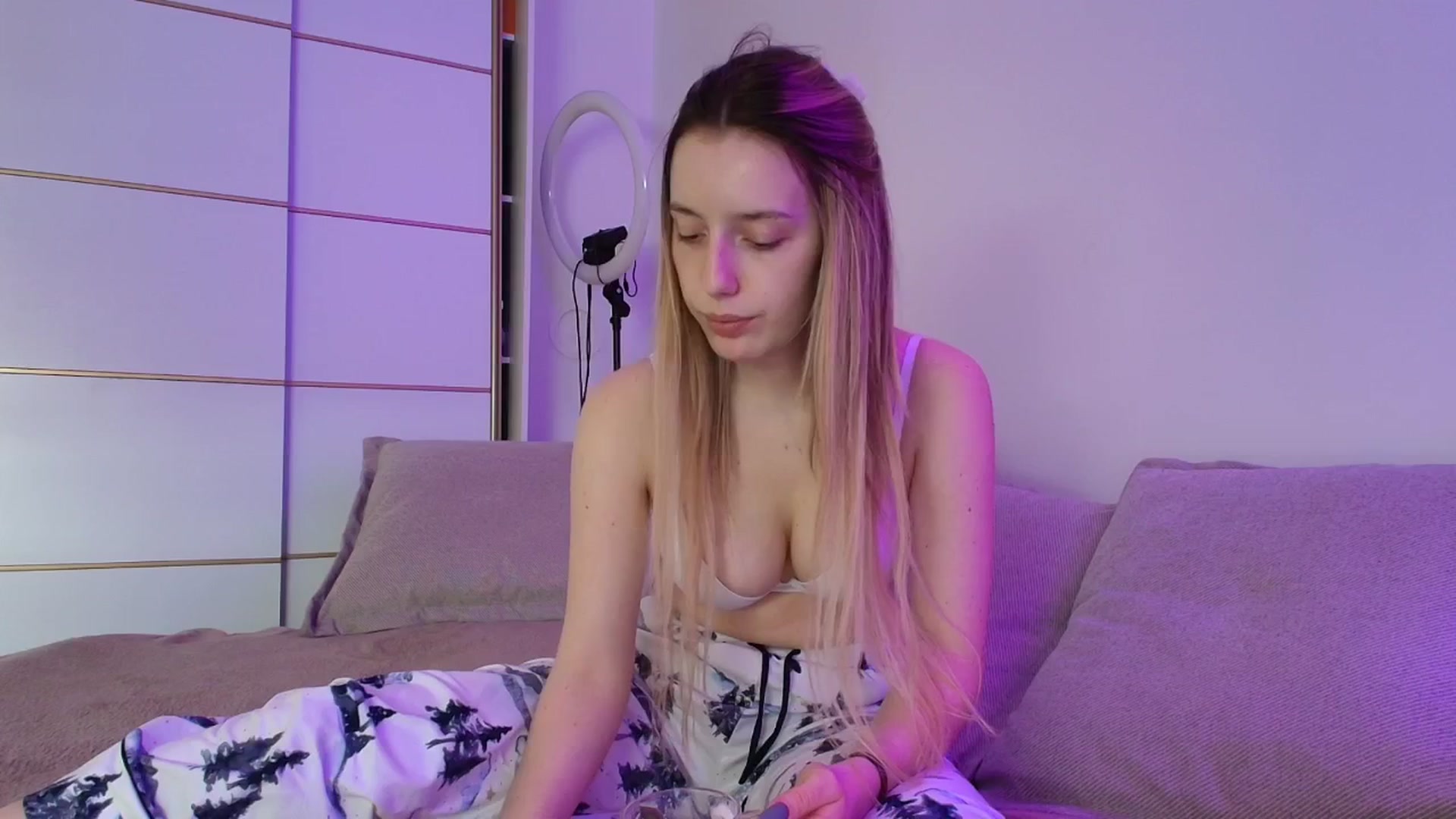 Gallery image thumbnail from Elenaxkiss's myfreecams stream on, 01/16/2026, 10:34 image 10 of 20