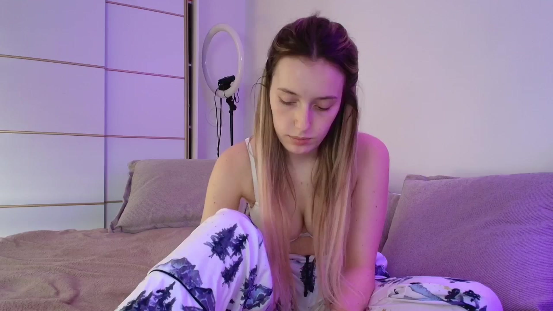 Gallery image thumbnail from Elenaxkiss's myfreecams stream on, 01/16/2026, 11:40 image 18 of 20