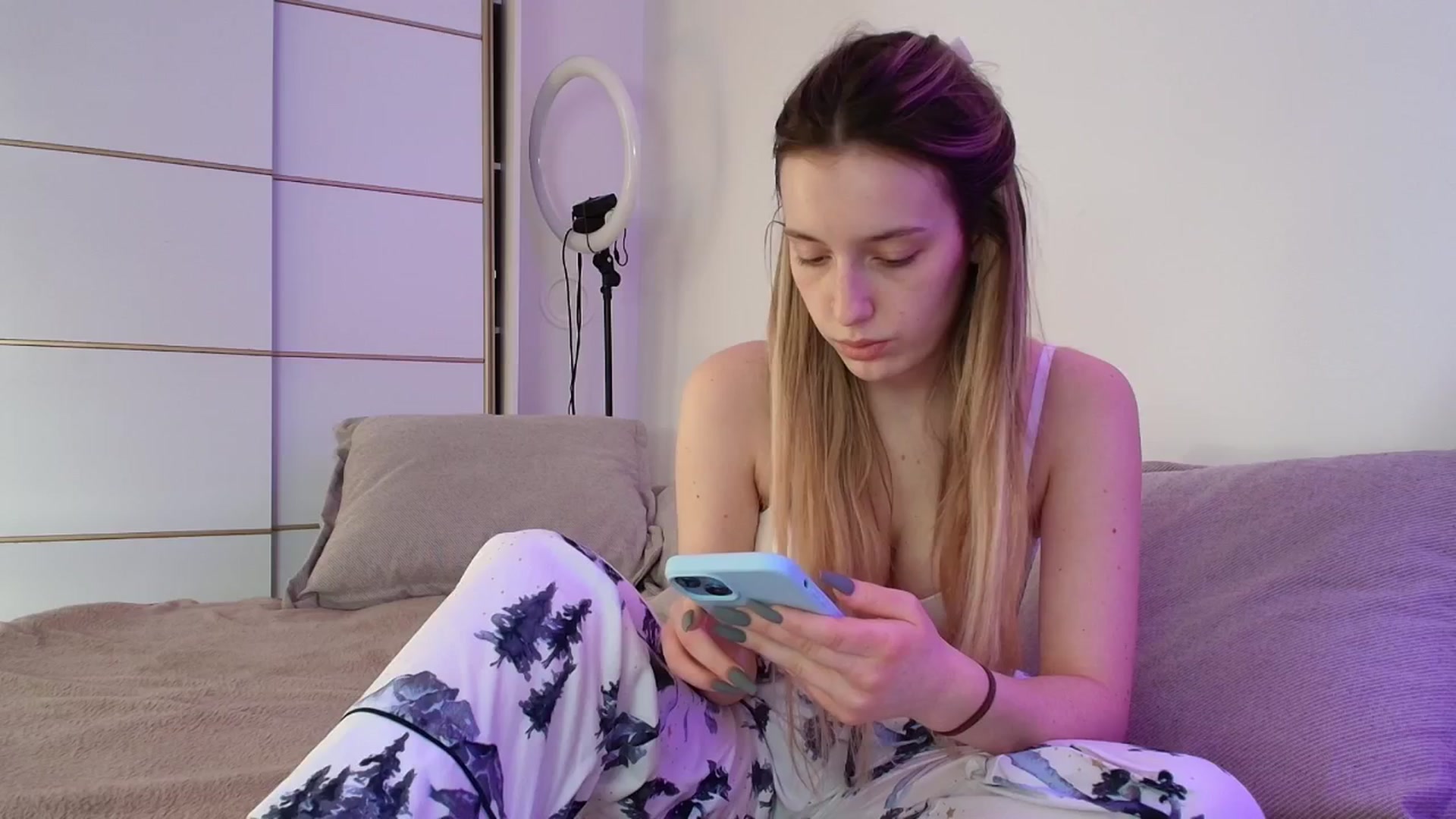 Gallery image thumbnail from Elenaxkiss's myfreecams stream on, 01/16/2026, 11:40 image 16 of 20