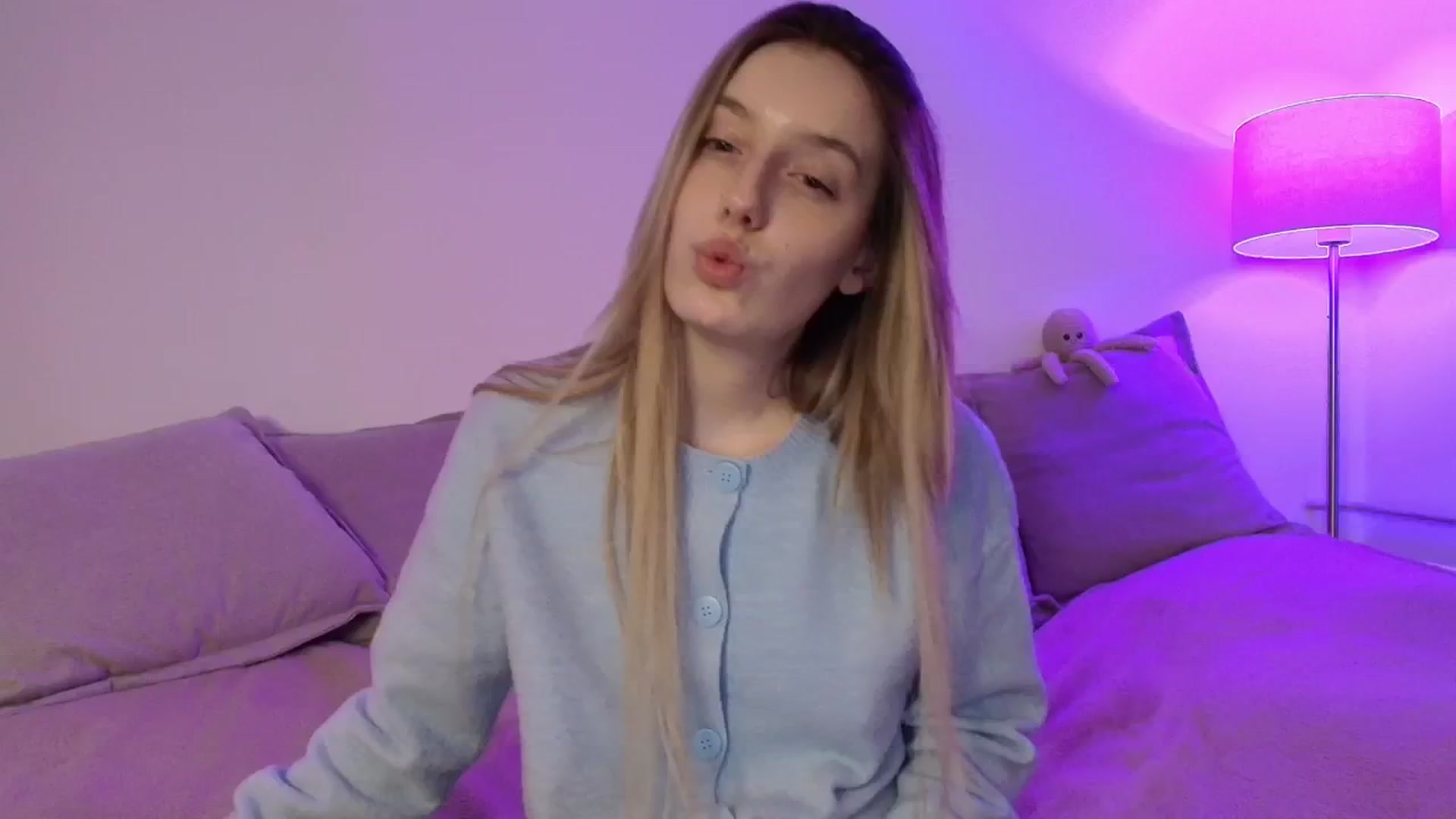 Gallery image thumbnail from Elenaxkiss's myfreecams stream on, 01/23/2026, 20:03 image 18 of 20