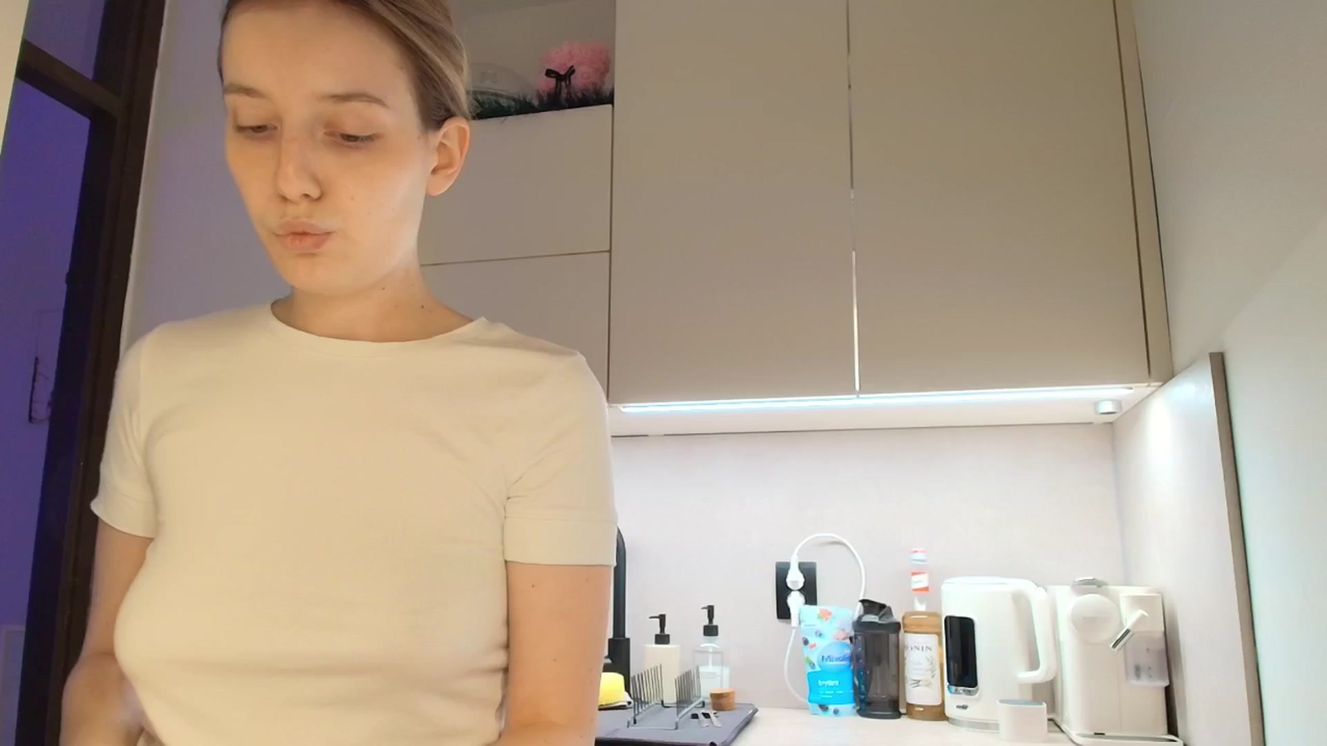 Gallery image thumbnail from Elenaxkiss's myfreecams stream on, 01/27/2026, 11:45 image 4 of 20