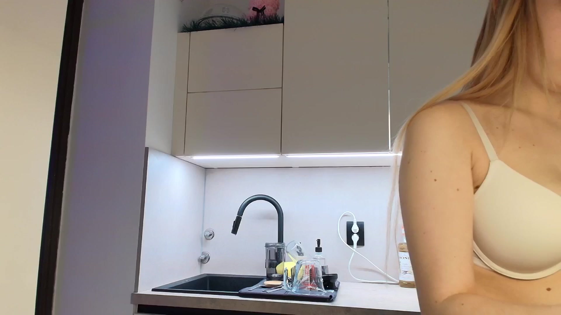 Gallery image thumbnail from Elenaxkiss's myfreecams stream on, 02/03/2026, 08:41 image 11 of 20