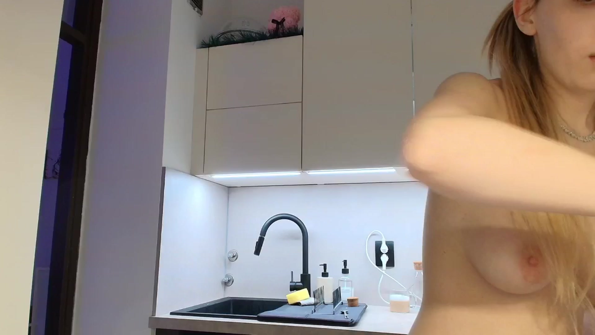 Gallery image thumbnail from Elenaxkiss's myfreecams stream on, 02/04/2026, 09:44 image 6 of 20