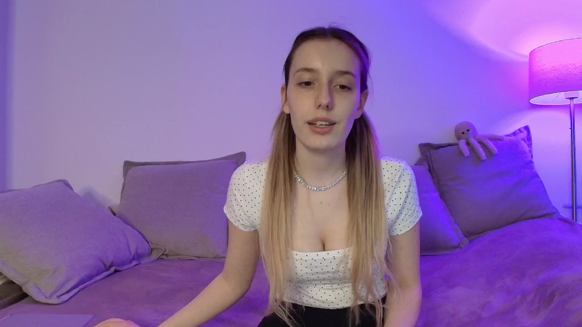 Gallery image thumbnail from Elenaxkiss's myfreecams stream on, 02/04/2026, 10:23 image 16 of 20