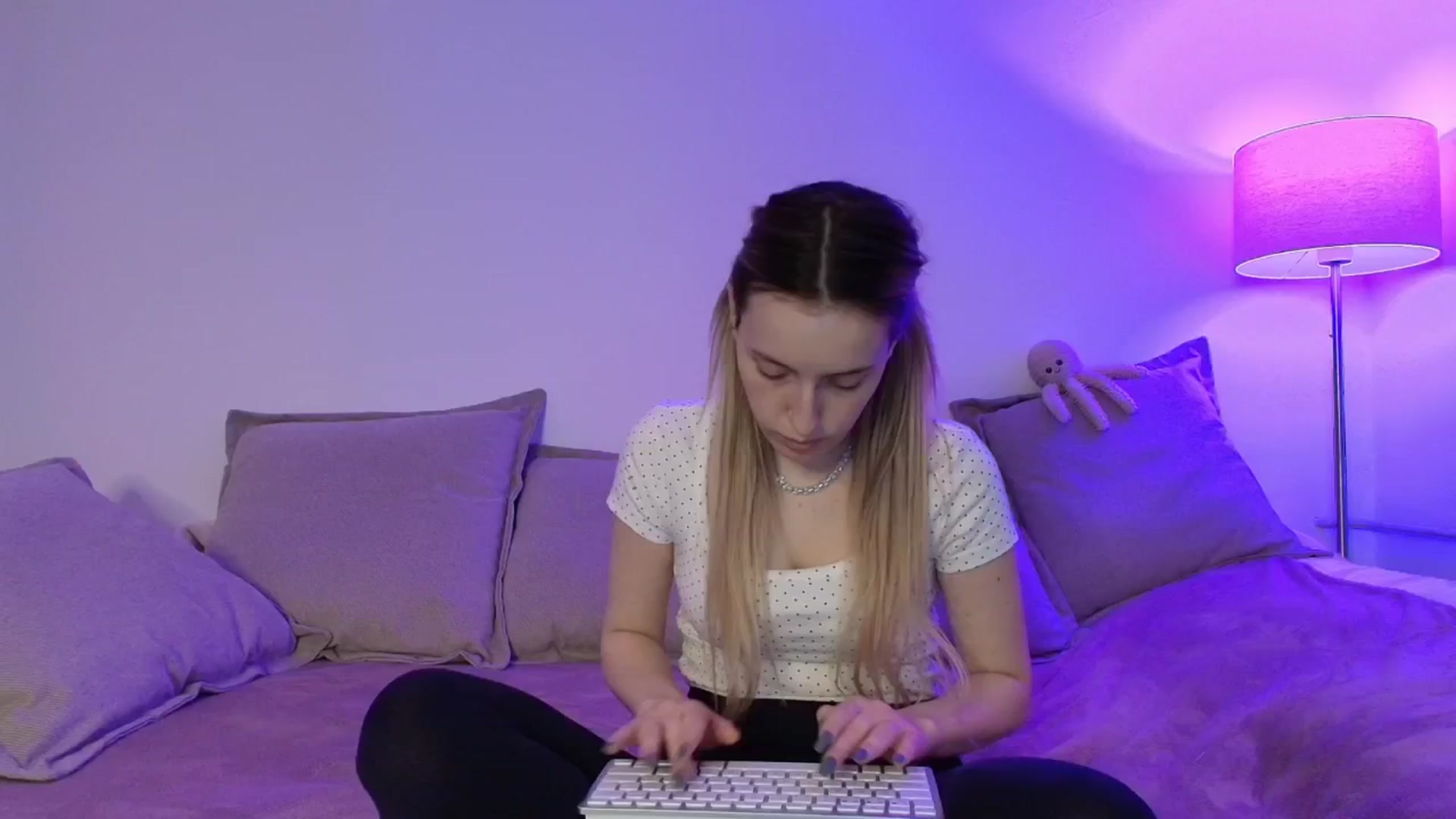 Gallery image thumbnail from Elenaxkiss's myfreecams stream on, 02/04/2026, 12:16 image 14 of 20