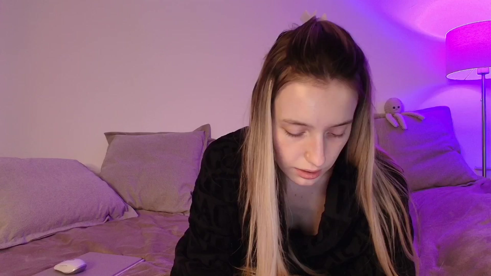 Gallery image thumbnail from Elenaxkiss's myfreecams stream on, 02/05/2026, 10:07 image 5 of 20