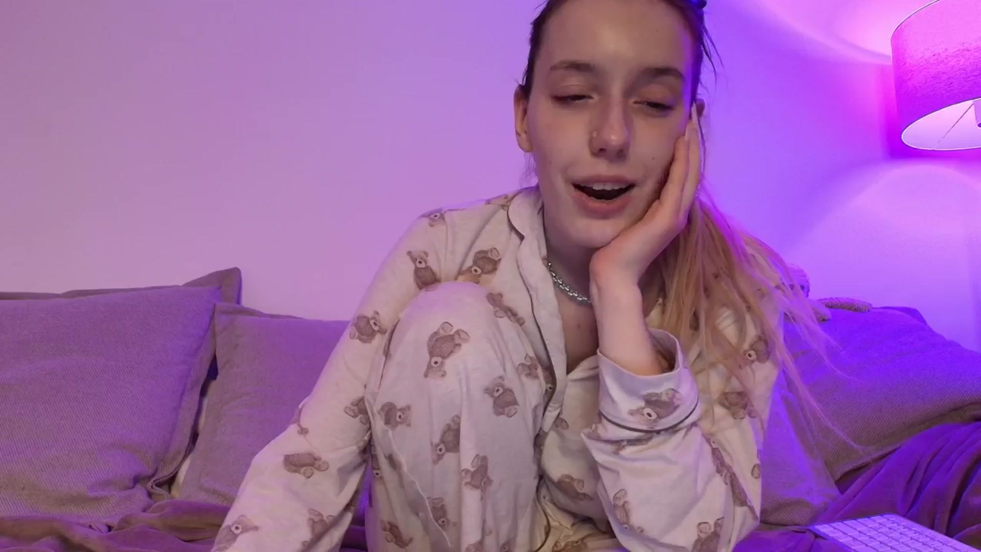 Gallery image thumbnail from Elenaxkiss's myfreecams stream on, 02/05/2026, 21:10 image 20 of 20