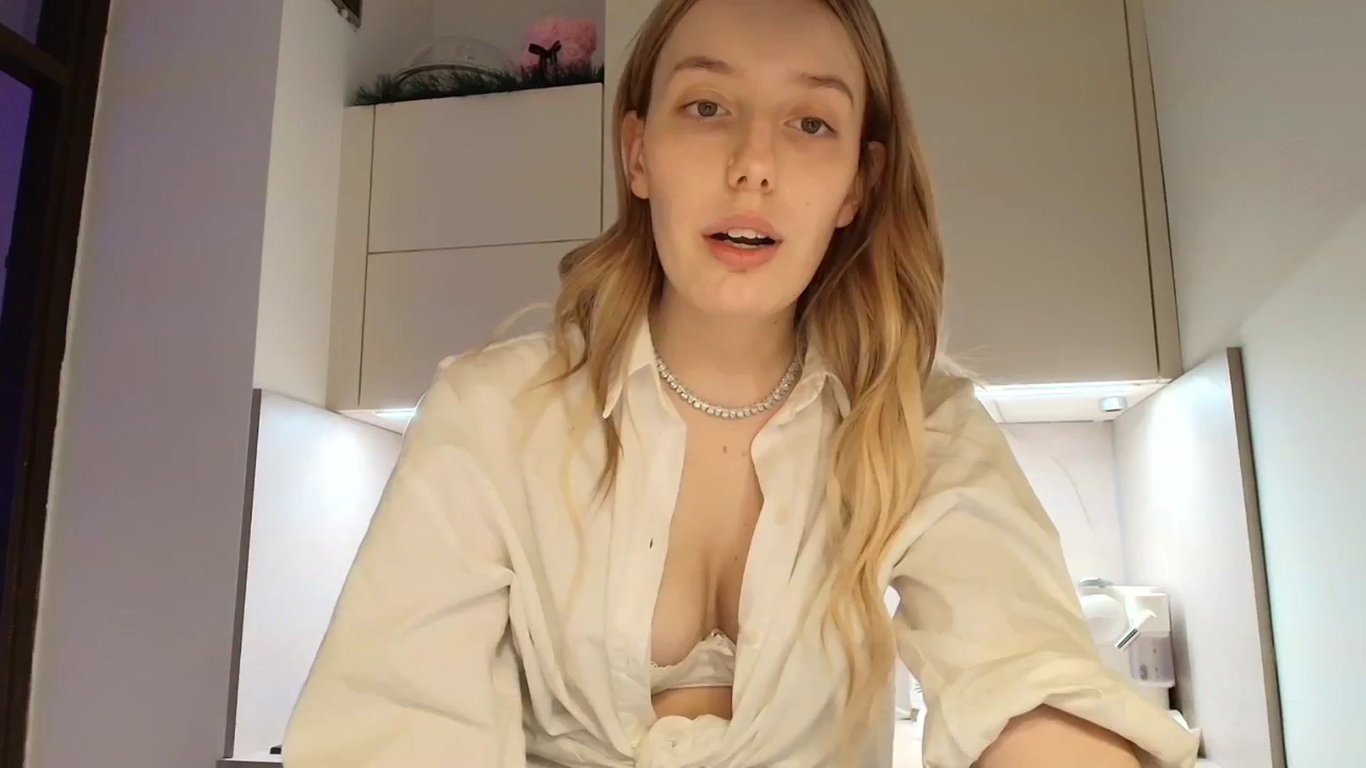 Gallery image thumbnail from Elenaxkiss's myfreecams stream on, 02/09/2026, 11:01 image 1 of 20
