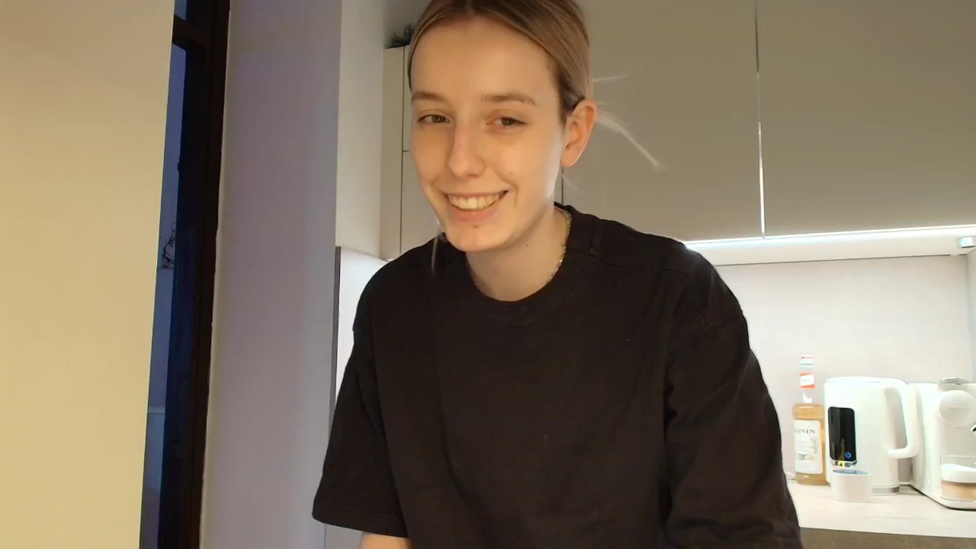 Gallery image thumbnail from Elenaxkiss's myfreecams stream on, 02/18/2026, 09:15 image 9 of 20
