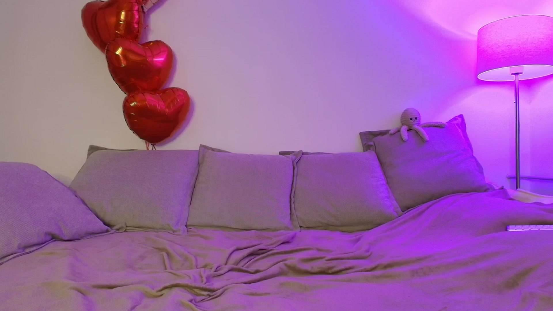 Gallery image thumbnail from Elenaxkiss's myfreecams stream on, 02/18/2026, 11:32 image 10 of 20