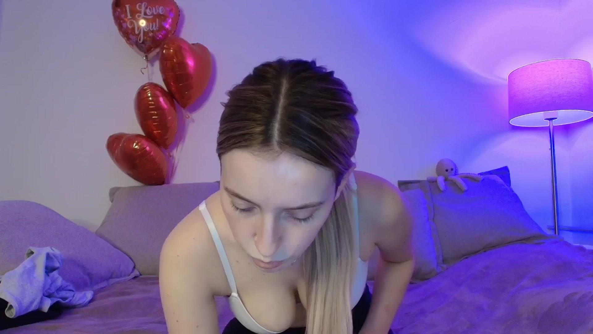 Gallery image thumbnail from Elenaxkiss's myfreecams stream on, 02/19/2026, 10:50 image 16 of 20