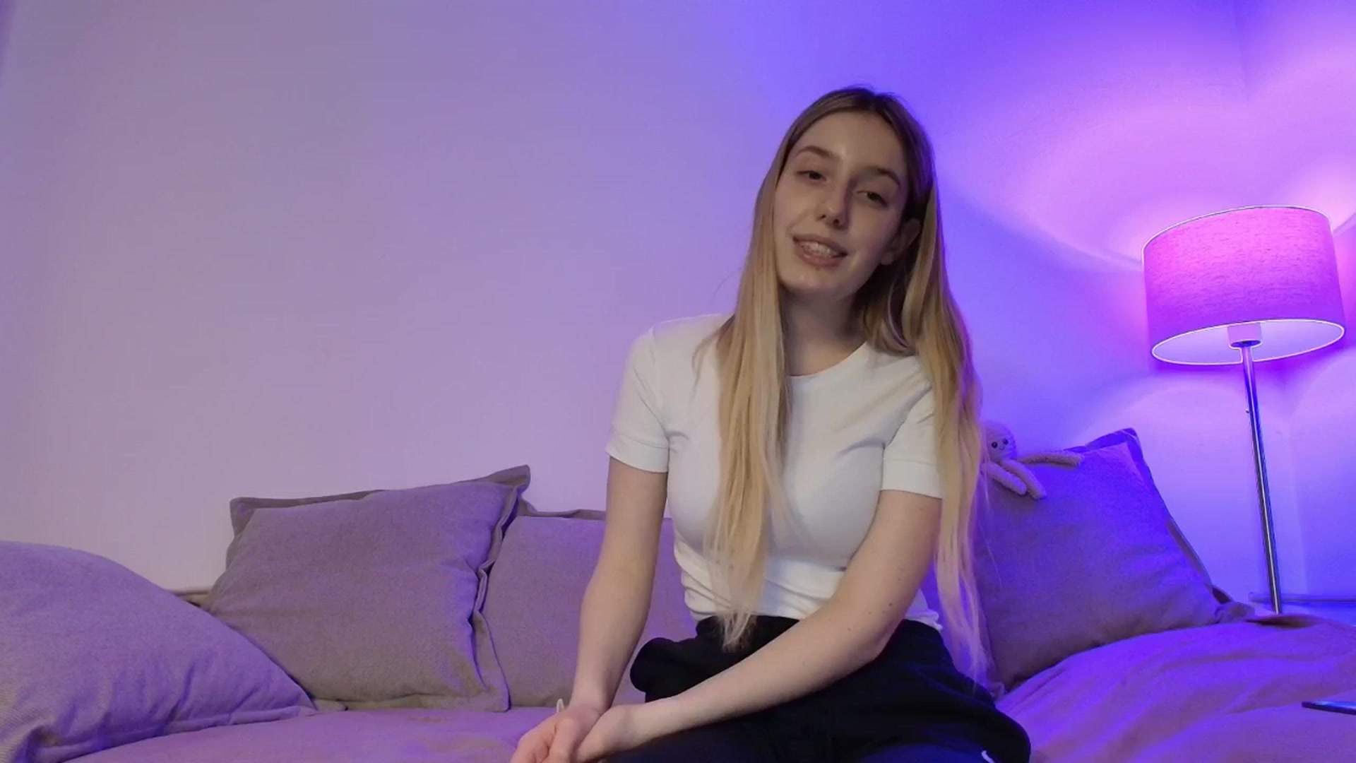 Gallery image thumbnail from Elenaxkiss's myfreecams stream on, 03/10/2026, 19:59 image 3 of 20
