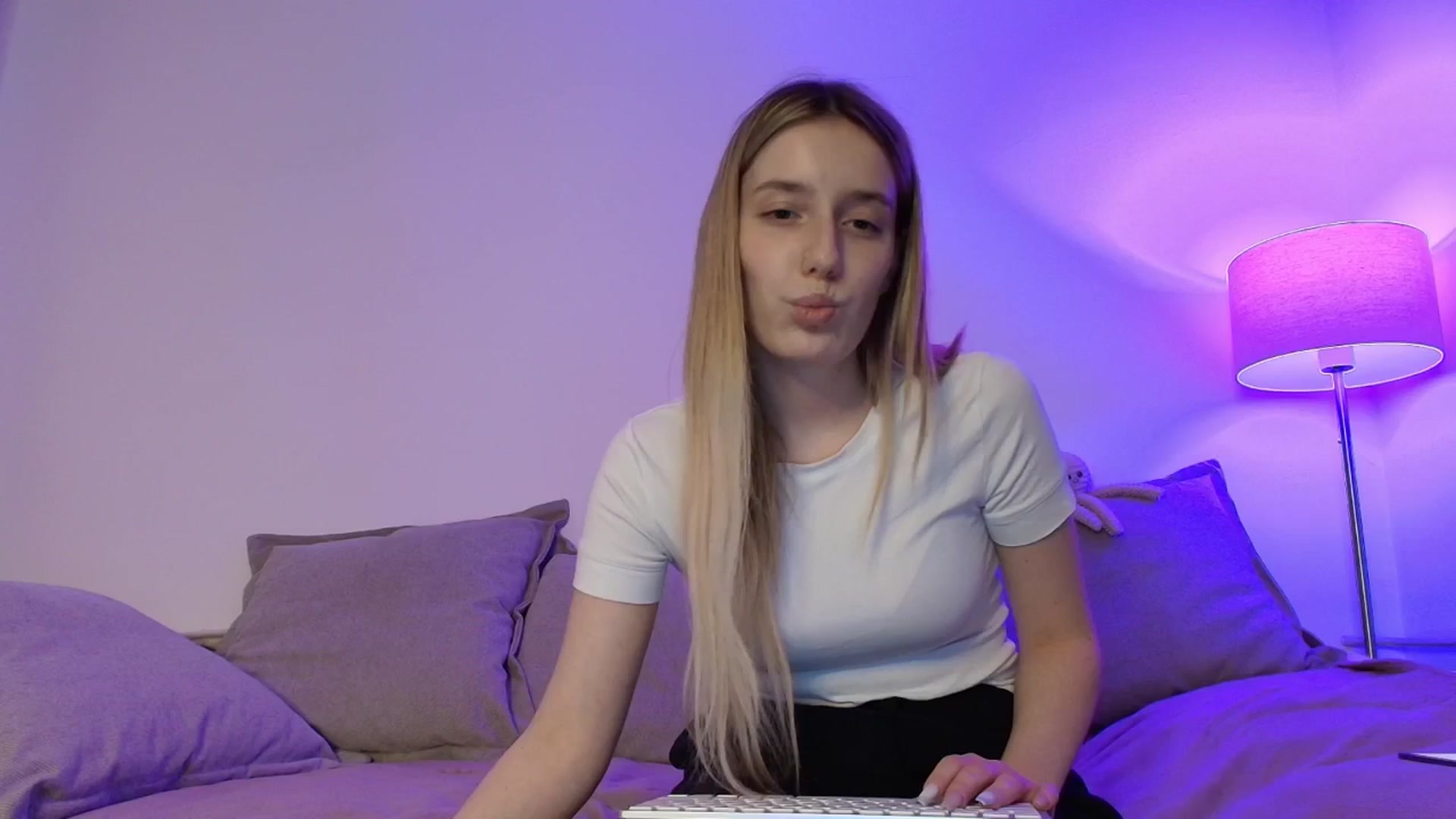 Gallery image thumbnail from Elenaxkiss's myfreecams stream on, 03/10/2026, 19:59 image 4 of 20