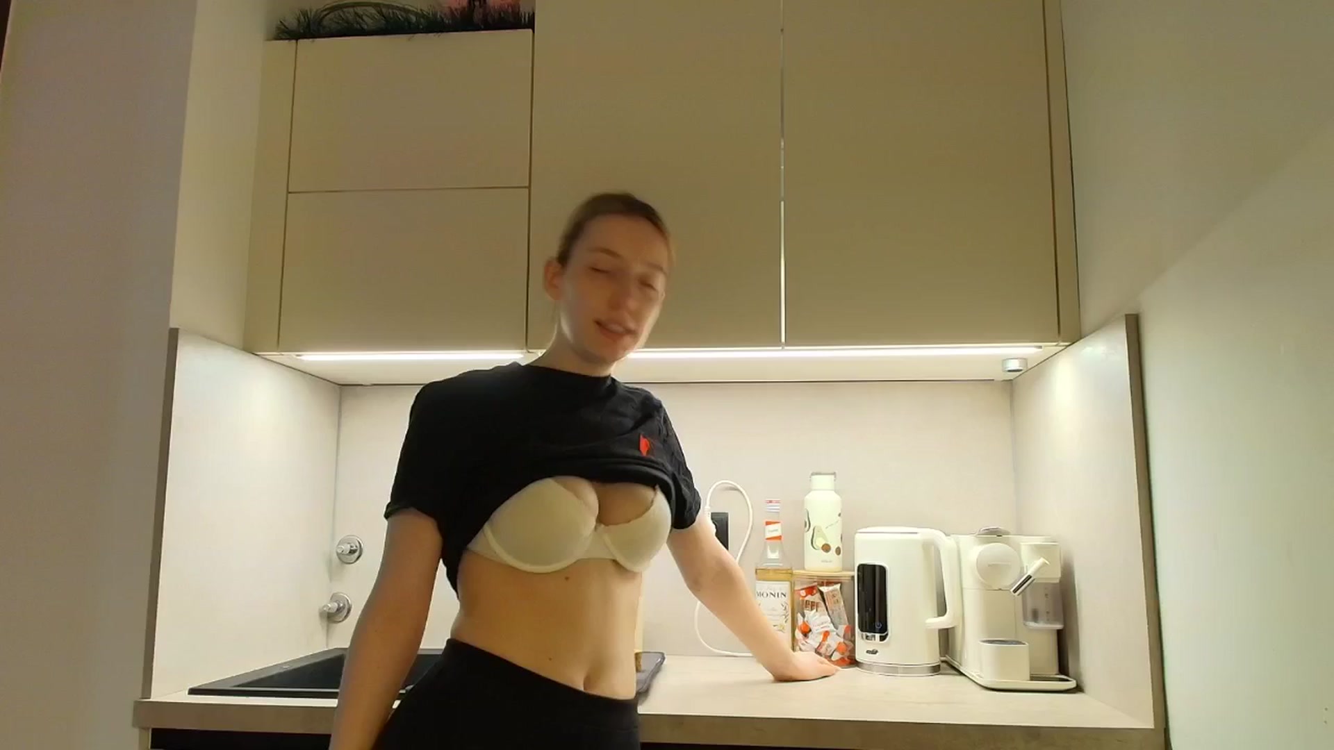 Gallery image thumbnail from Elenaxkiss's myfreecams stream on, 03/16/2026, 08:52 image 10 of 20