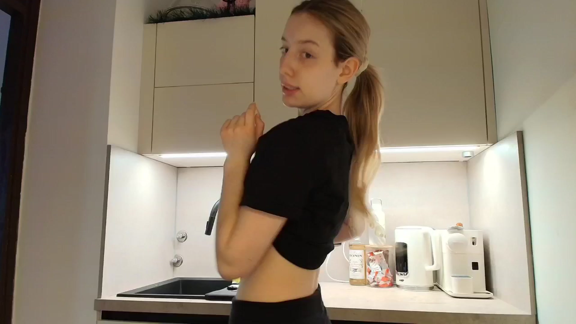 Gallery image thumbnail from Elenaxkiss's myfreecams stream on, 03/16/2026, 08:52 image 2 of 20