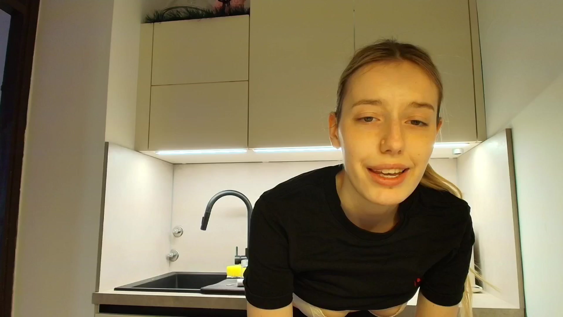 Gallery image thumbnail from Elenaxkiss's myfreecams stream on, 03/16/2026, 08:52 image 3 of 20
