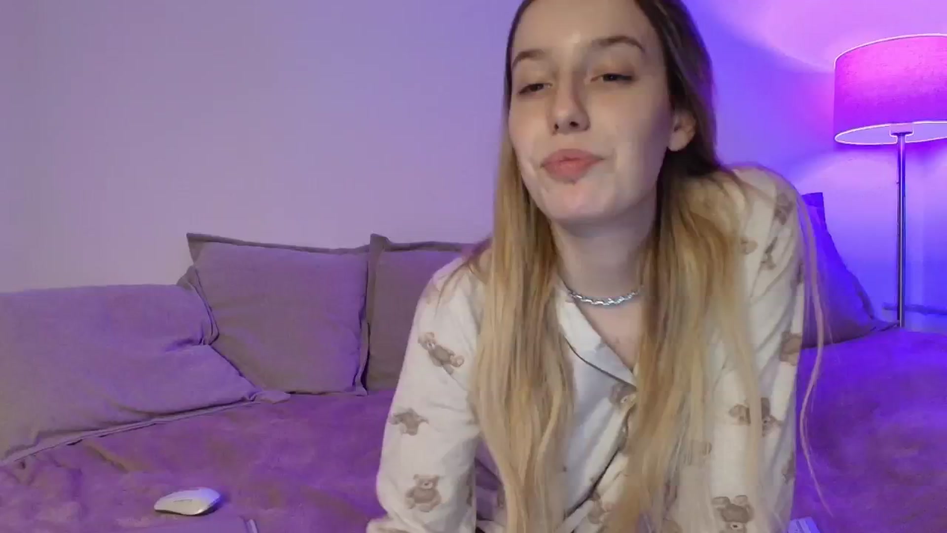 Gallery image thumbnail from Elenaxkiss's myfreecams stream on, 03/17/2026, 22:08 image 12 of 20