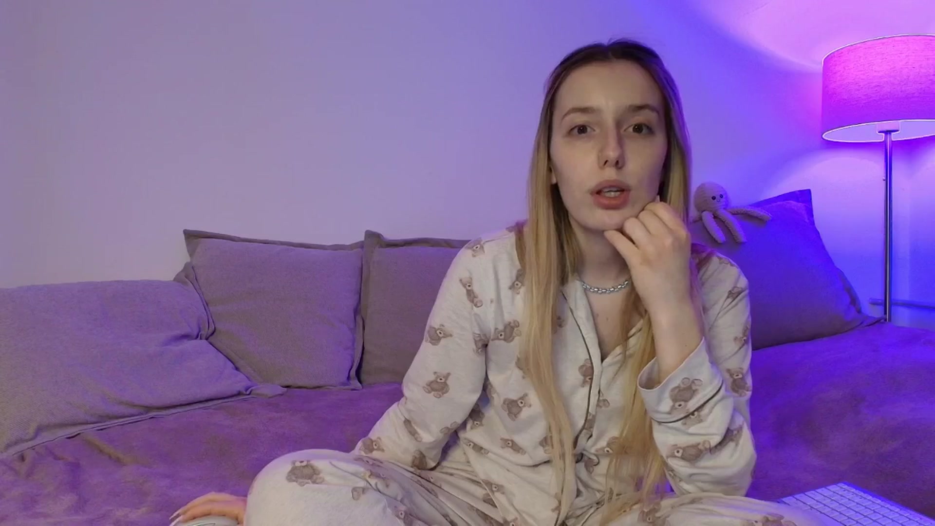 Gallery image thumbnail from Elenaxkiss's myfreecams stream on, 03/17/2026, 22:08 image 17 of 20