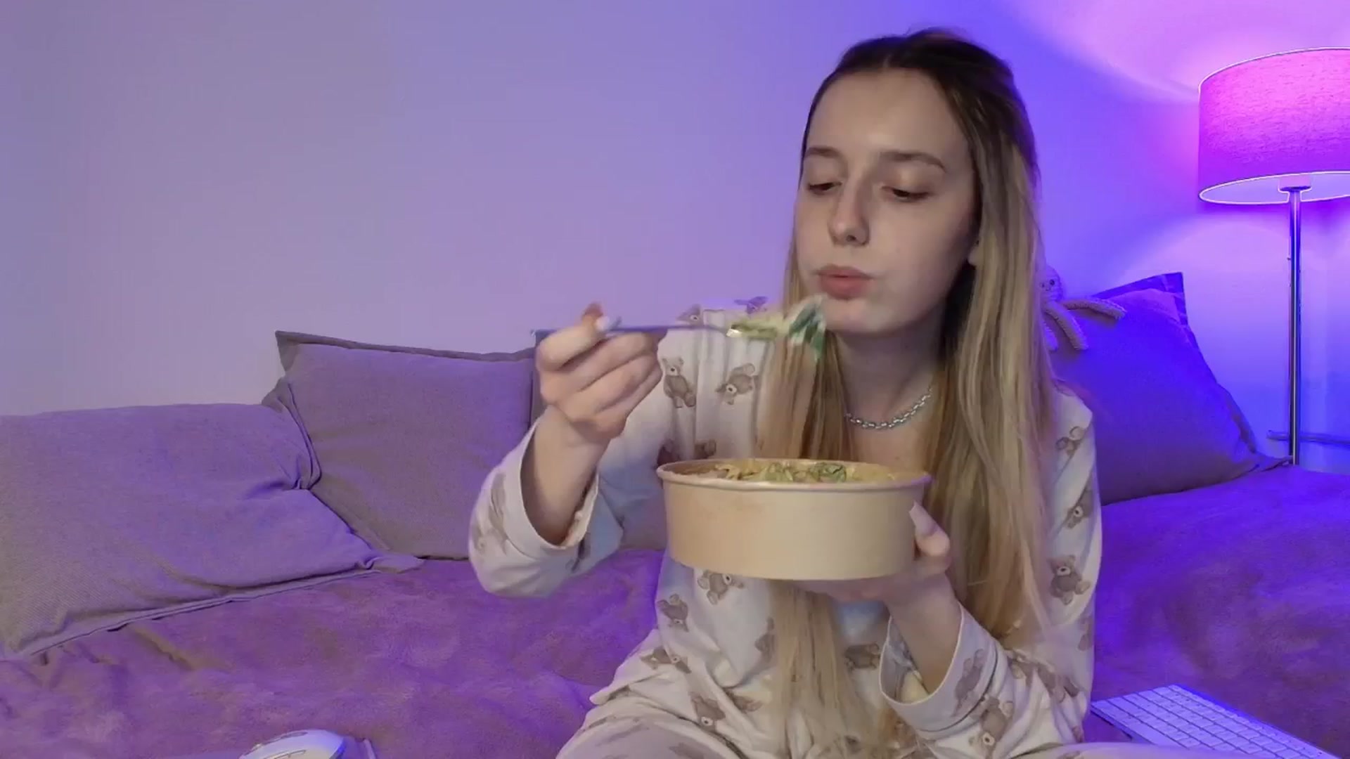 Gallery image thumbnail from Elenaxkiss's myfreecams stream on, 03/17/2026, 22:08 image 9 of 20